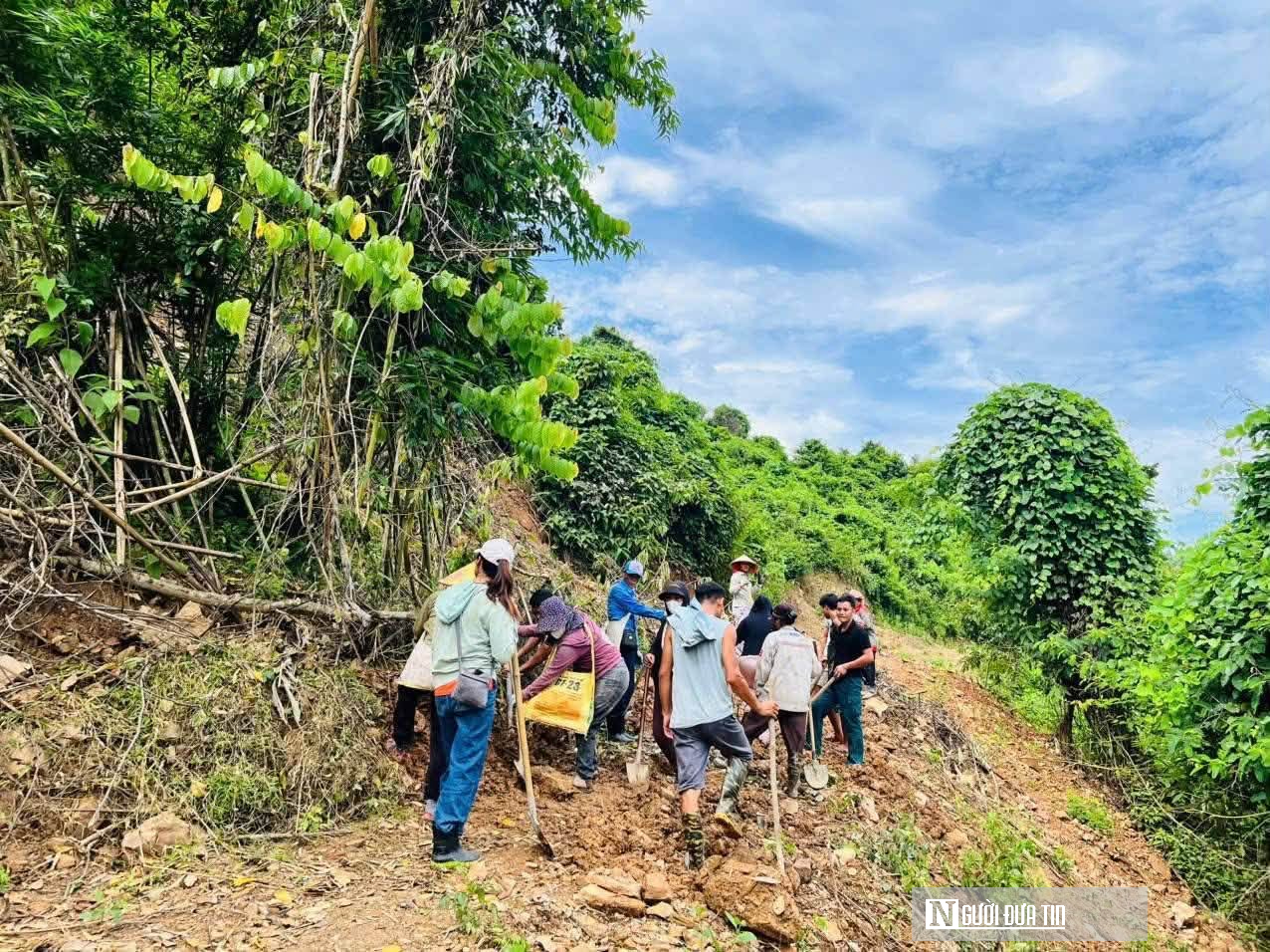 Tốc lực mở đường sạt lở để học sinh kịp đến trường ngày khai giảng- Ảnh 4.