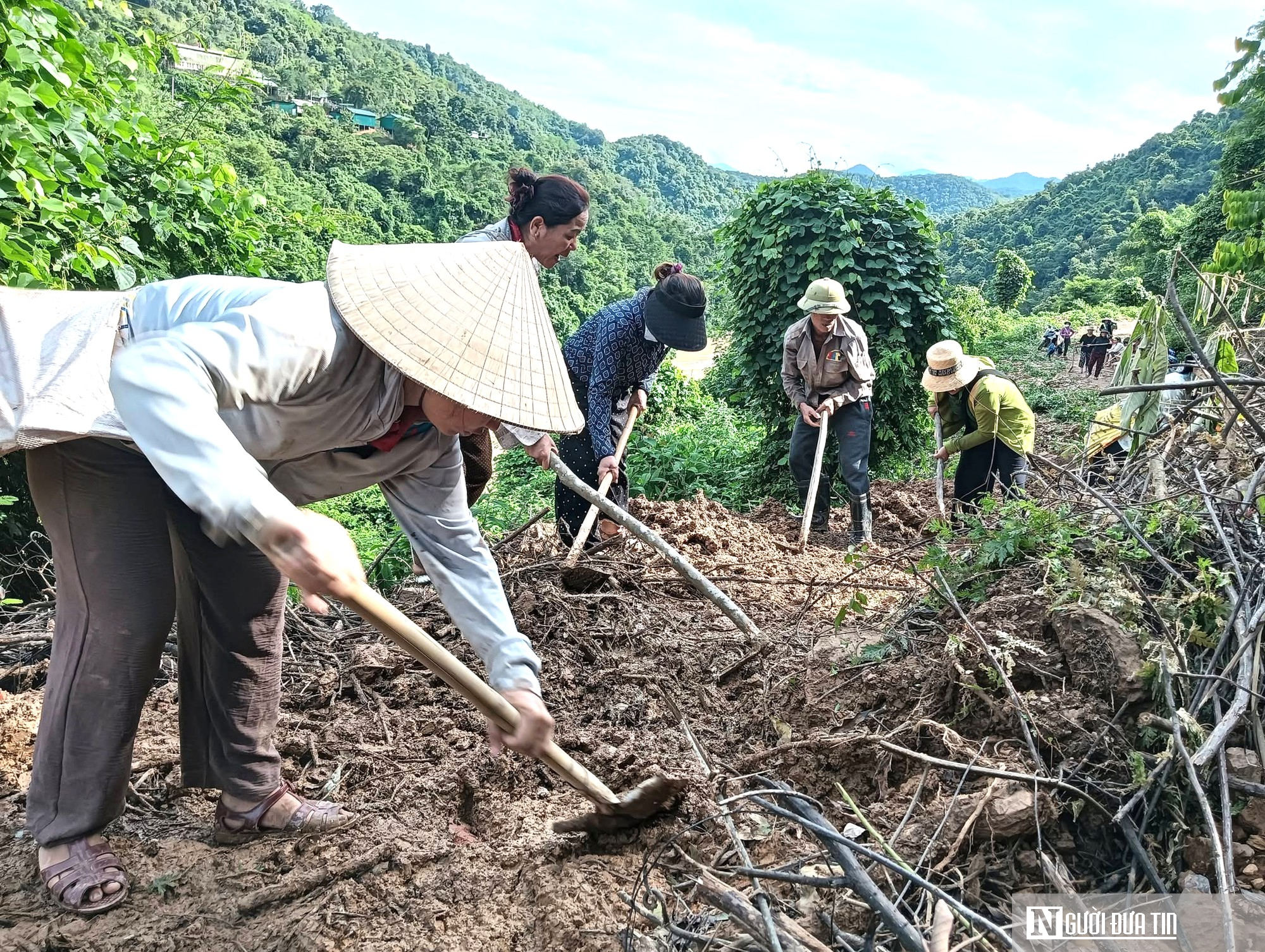 Tốc lực mở đường sạt lở để học sinh kịp đến trường ngày khai giảng- Ảnh 9.