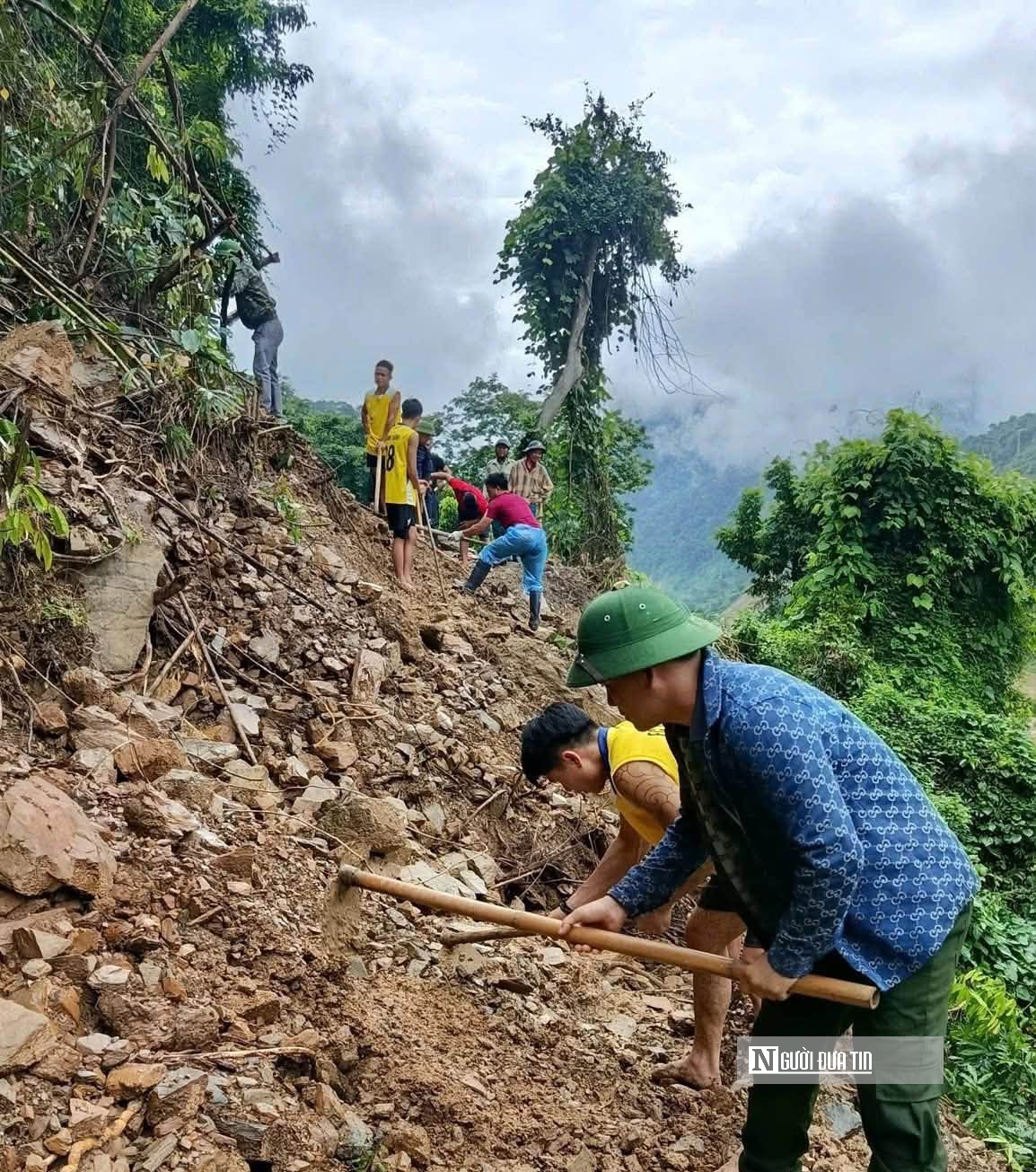 Tốc lực mở đường sạt lở để học sinh kịp đến trường ngày khai giảng- Ảnh 8.
