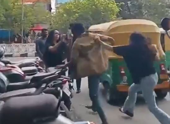 2 người phụ nữ lao vào ẩu đả với tài xế ngay giữa đường - Ảnh 1.