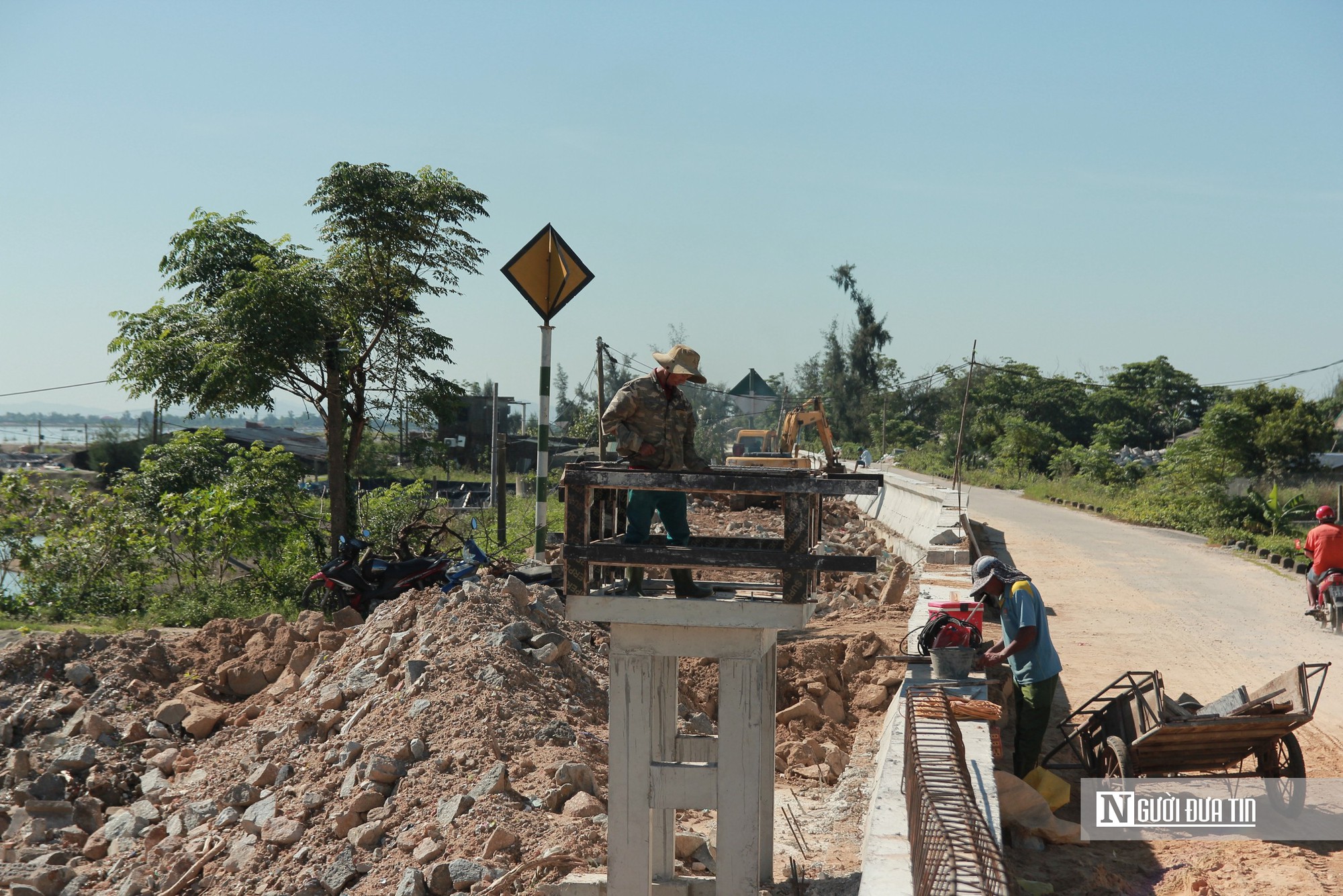 Chạy đua với thời gian khắc phục tuyến đê bị hư hỏng sau bão- Ảnh 1.