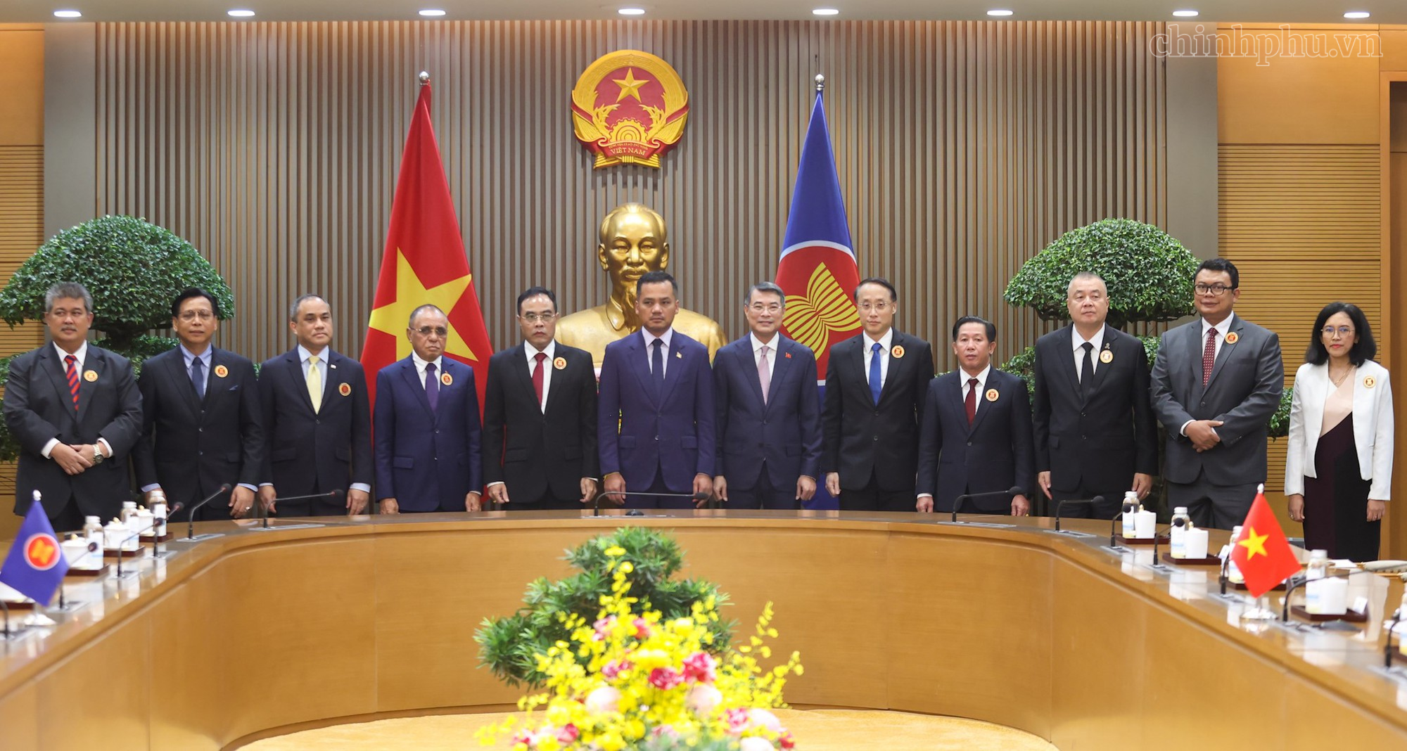Thủ tướng tiếp đoàn lãnh đạo cơ quan thực thi pháp luật các nước ASEAN - Ảnh 1.