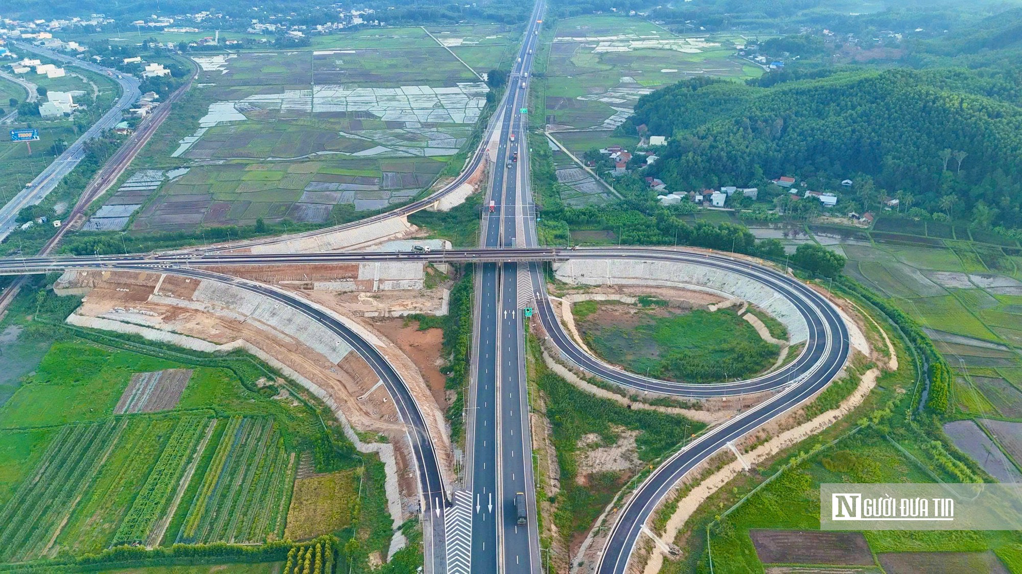 Nút giao Trì Bình - Dung Quất trước ngày thông xe- Ảnh 1.