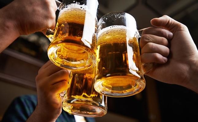 Người phụ nữ 54 tuổi tử vong giữa đêm, bác sĩ cảnh báo  2 loại nước quen thuộc - Ảnh 2.