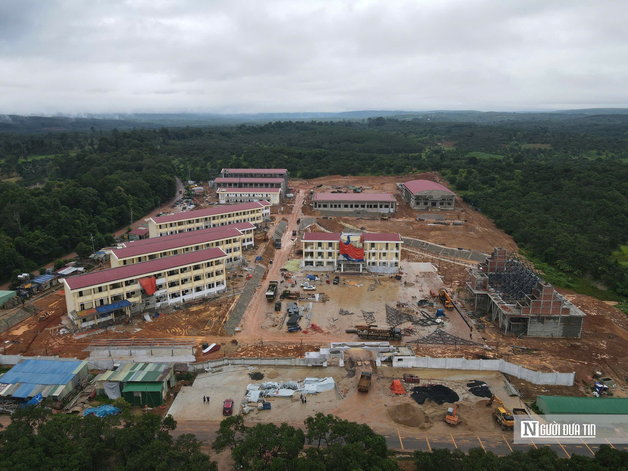 Chạy nước rút hoàn thiện trường vùng biên đón học sinh vào năm học mới- Ảnh 1.