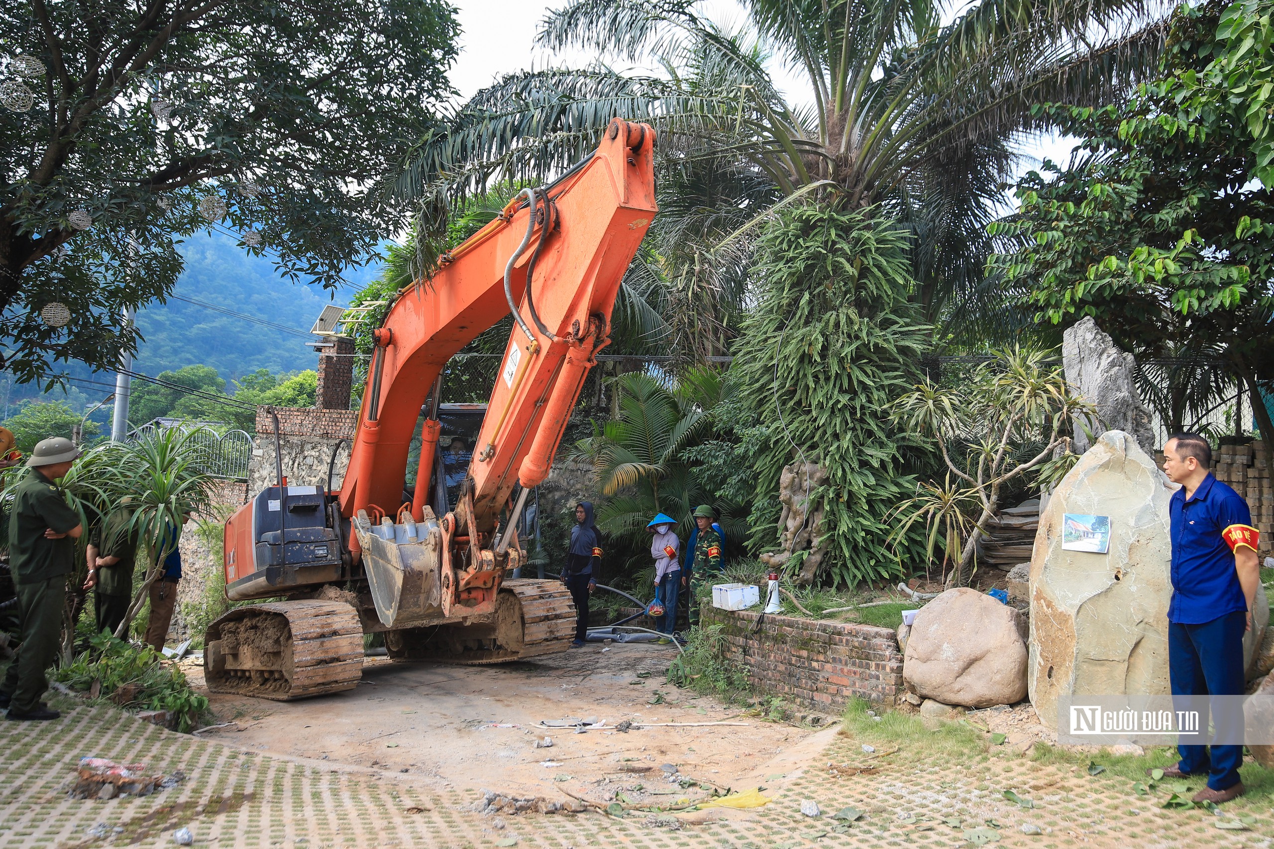 Bắt đầu phá dỡ công trình "mọc" trong rừng phòng hộ Sóc Sơn- Ảnh 2.