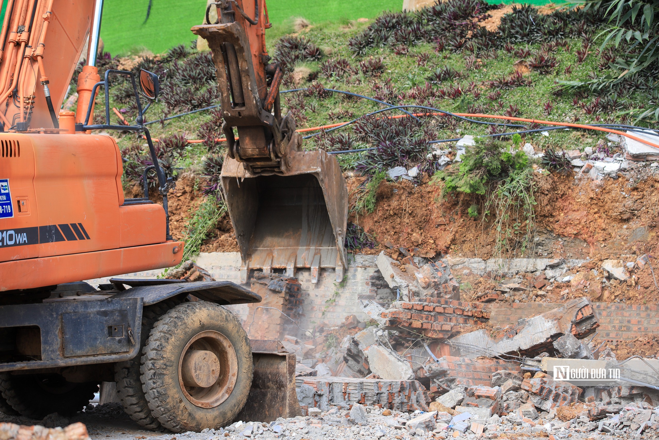 Bắt đầu phá dỡ công trình "mọc" trong rừng phòng hộ Sóc Sơn- Ảnh 7.