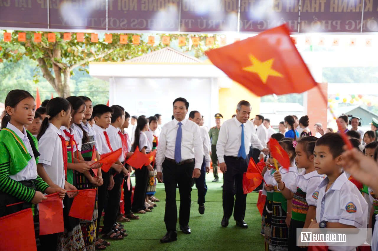 Lần đầu đón khai giảng ở trường nội trú, học trò vùng biên không còn lo vượt núi đến trường- Ảnh 1.