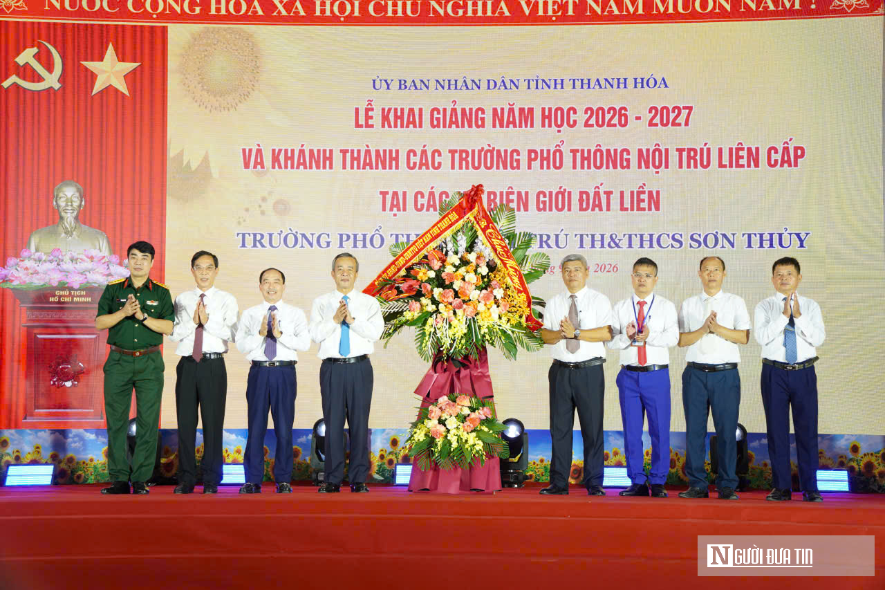 Lần đầu đón khai giảng ở trường nội trú, học trò vùng biên không còn lo vượt núi đến trường- Ảnh 2.
