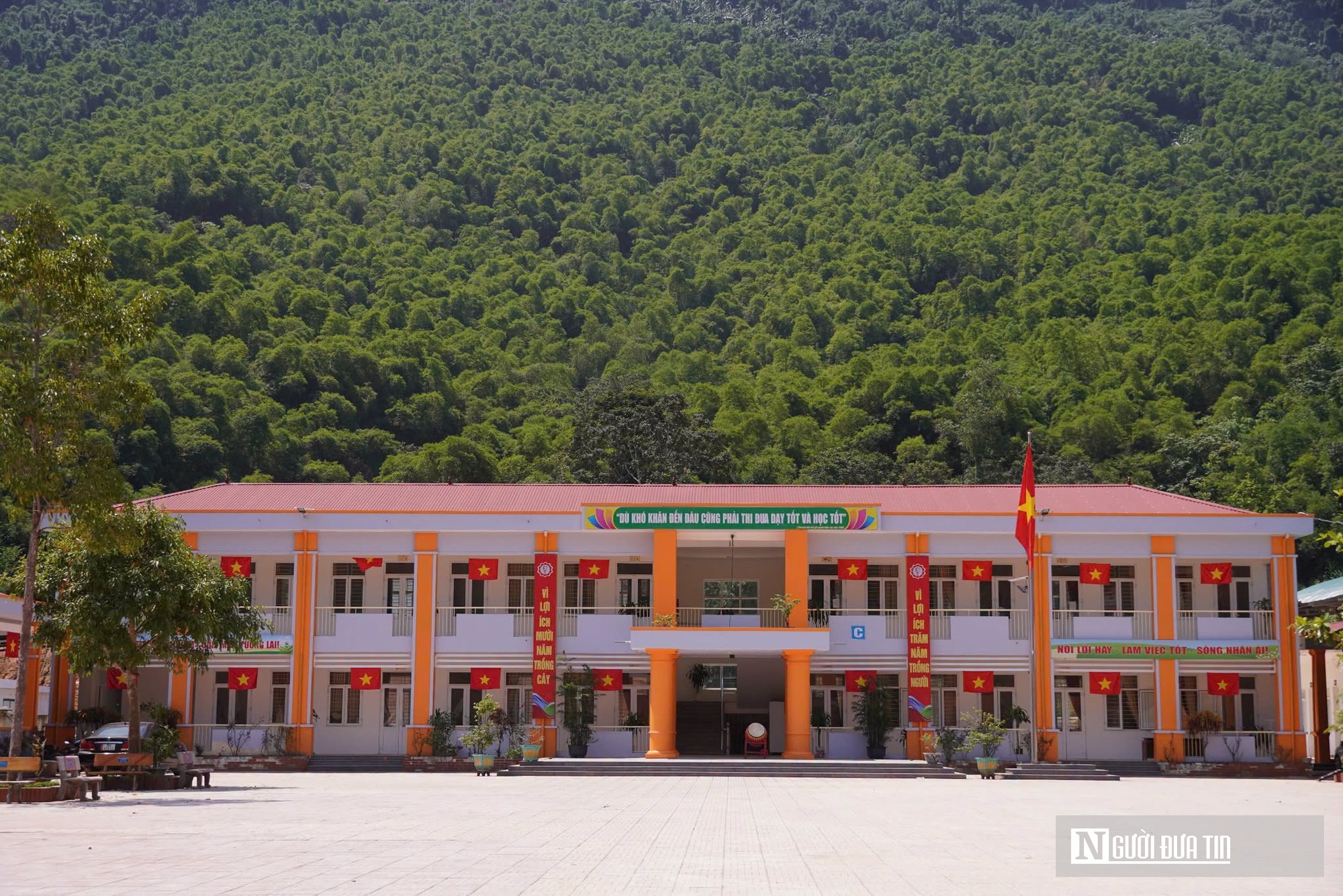 Lần đầu đón khai giảng ở trường nội trú, học trò vùng biên không còn lo vượt núi đến trường- Ảnh 3.