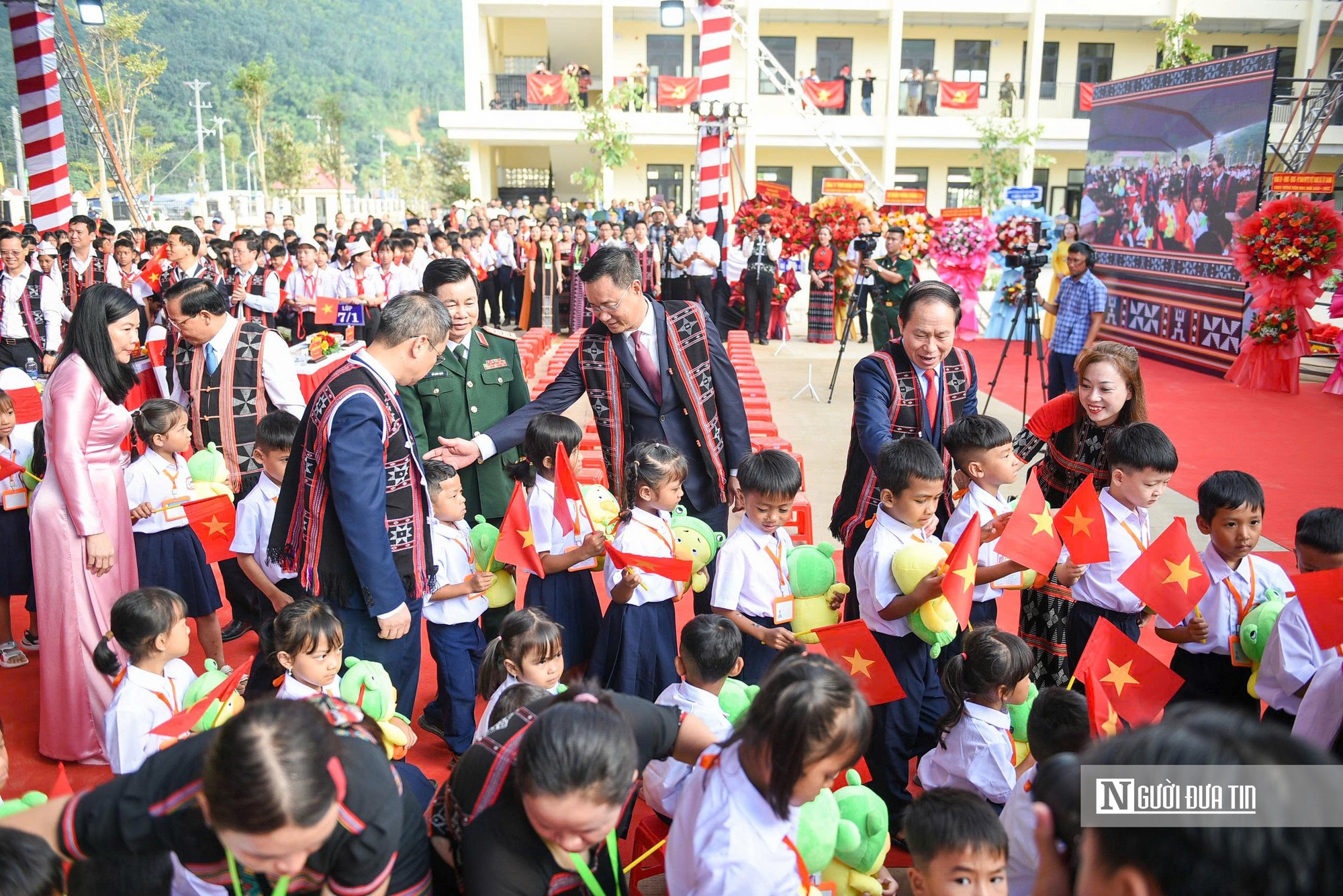 Khai giảng trường mới, nâng bước học sinh vùng biên biên đến trường- Ảnh 11.