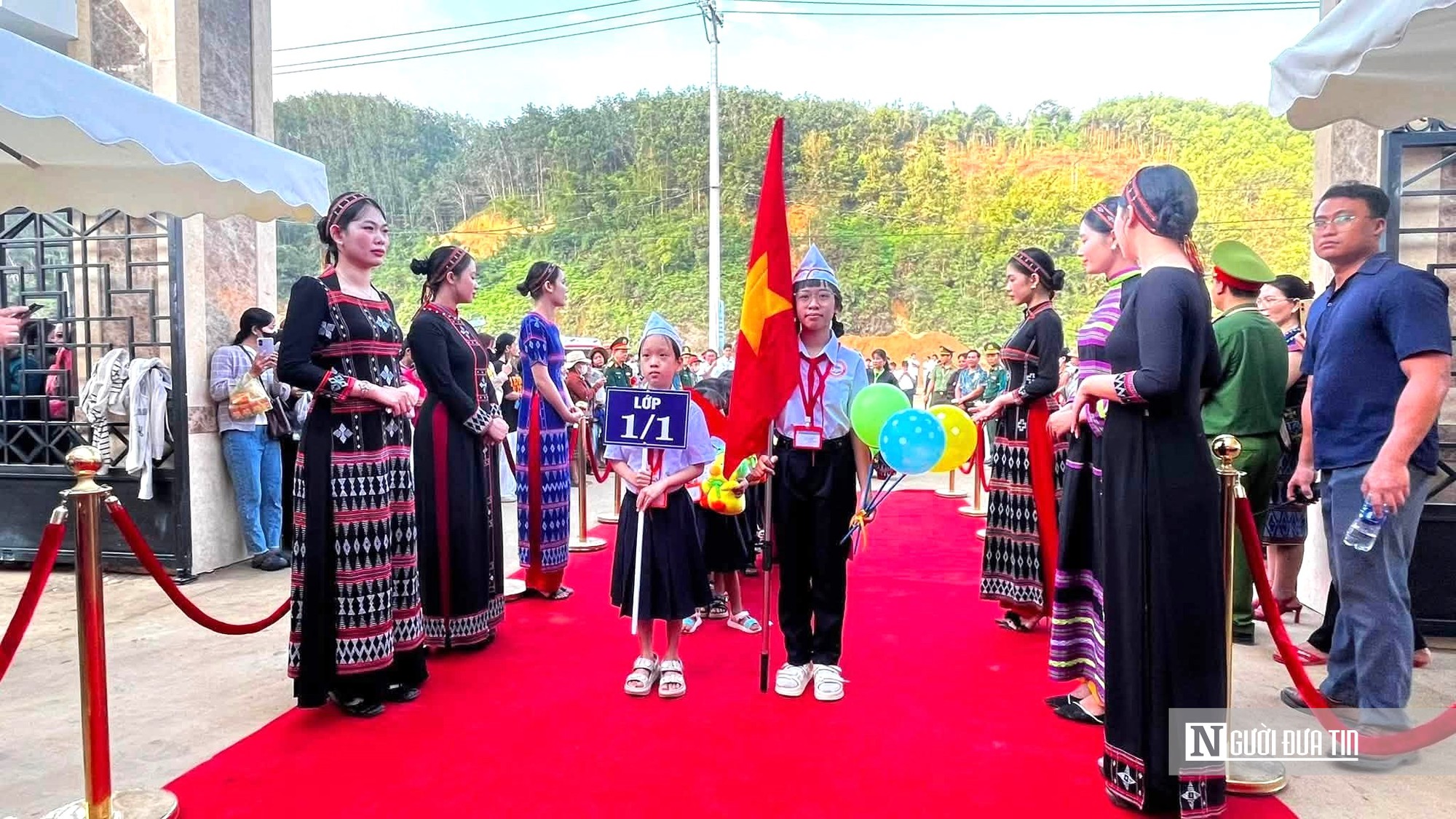 Khai giảng trường mới, nâng bước học sinh vùng biên biên đến trường- Ảnh 15.
