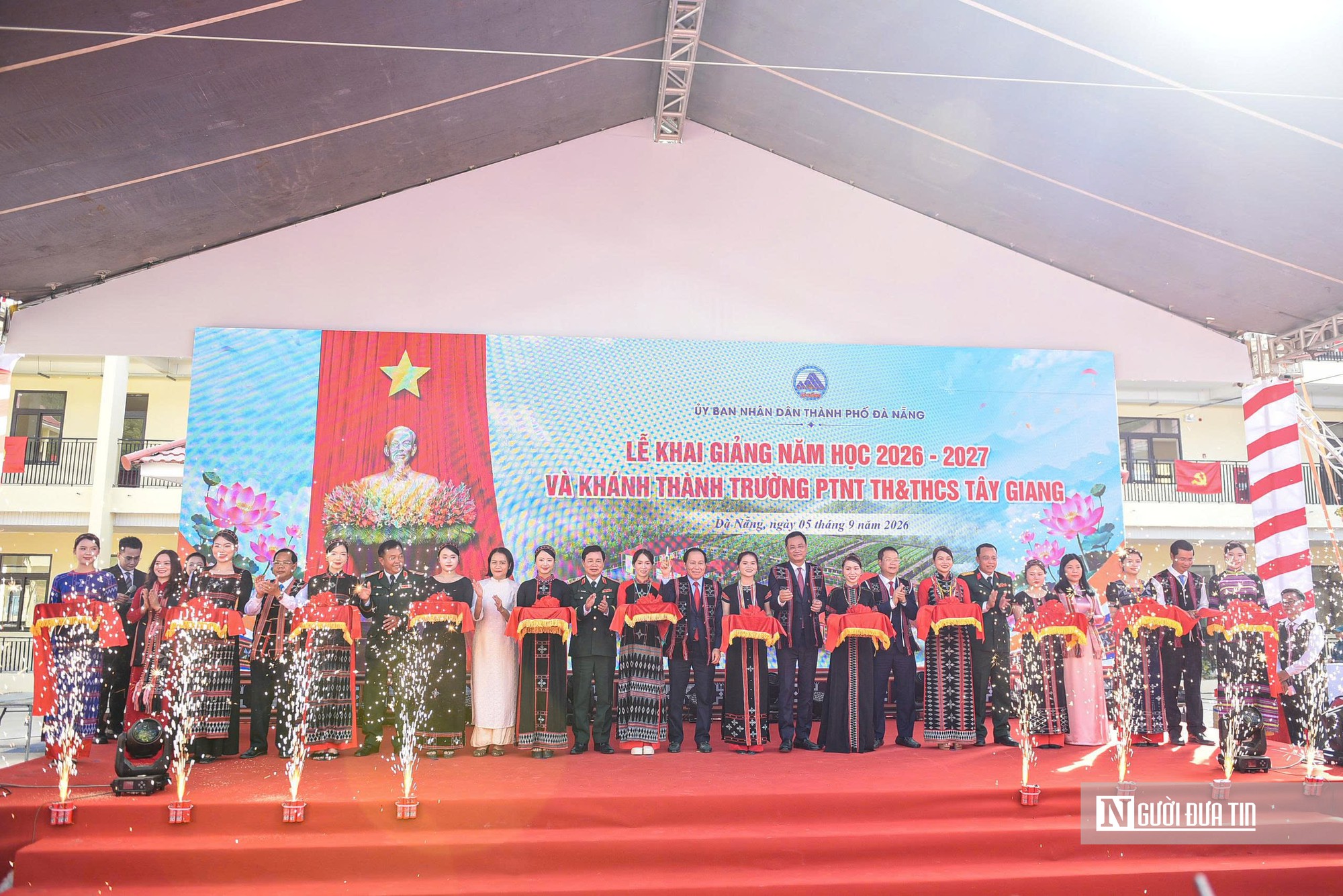 Khai giảng trường mới, nâng bước học sinh vùng biên biên đến trường- Ảnh 16.