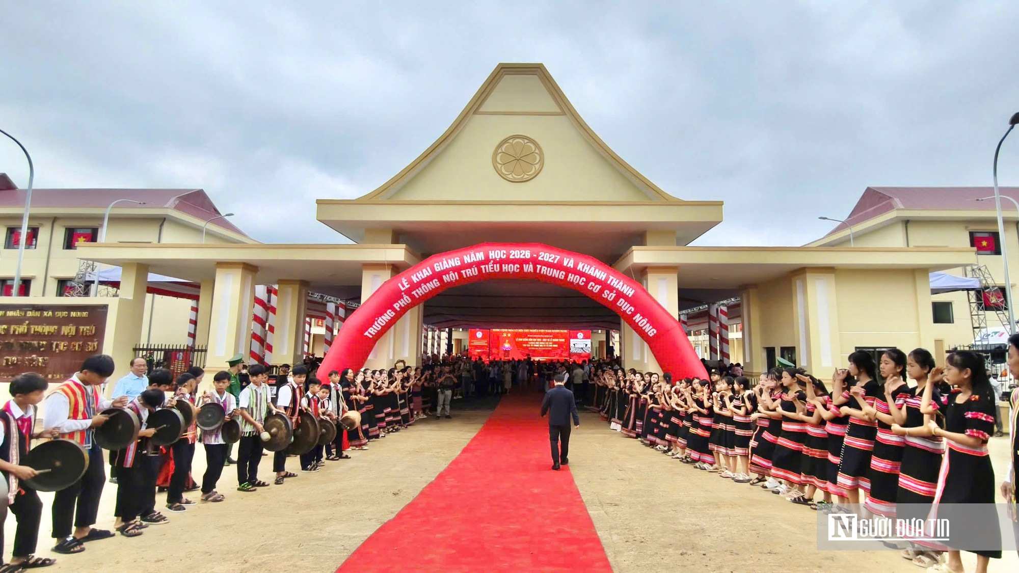 Khai giảng trường mới, nâng bước học sinh vùng biên biên đến trường- Ảnh 2.