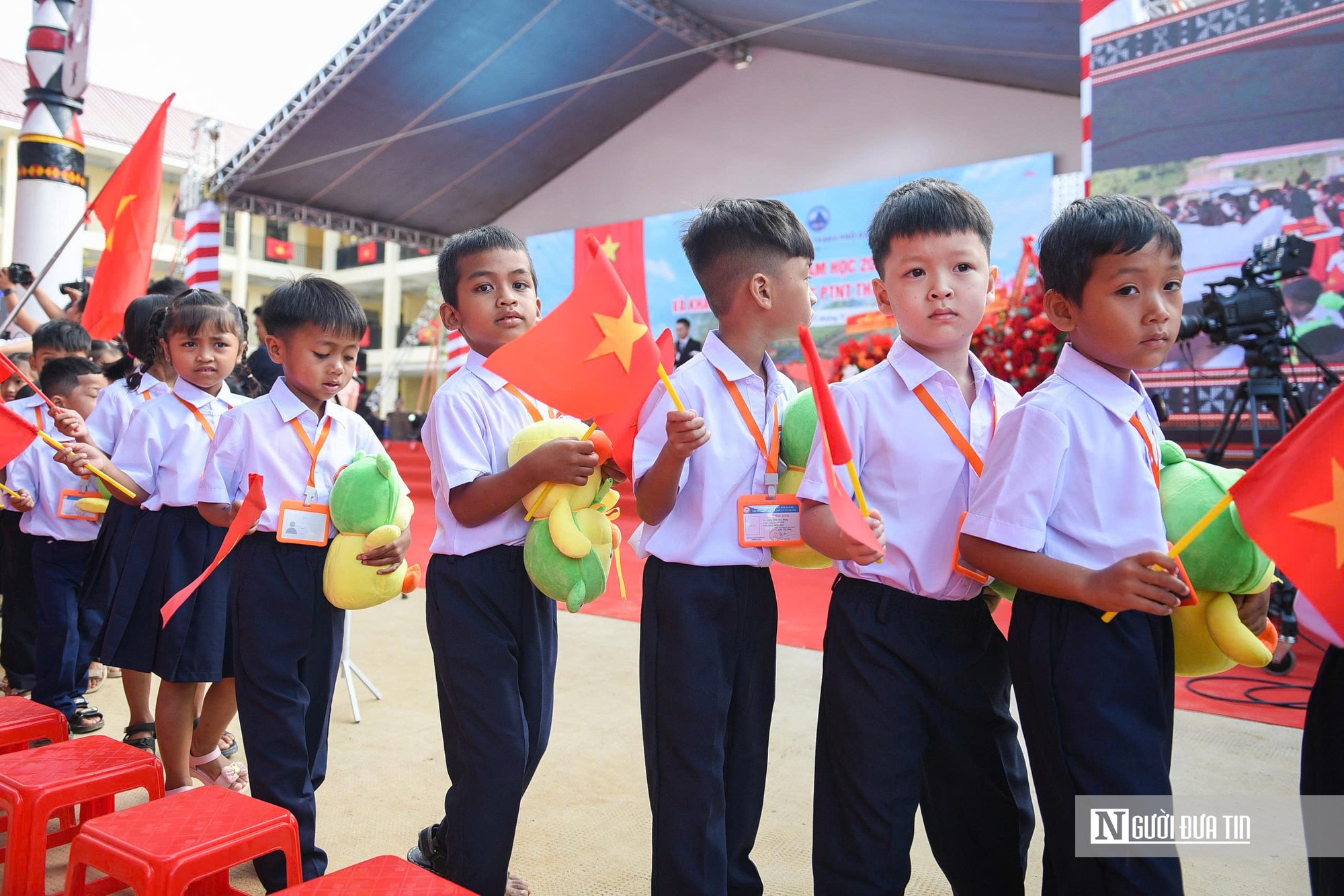 Khai giảng trường mới, nâng bước học sinh vùng biên biên đến trường- Ảnh 12.