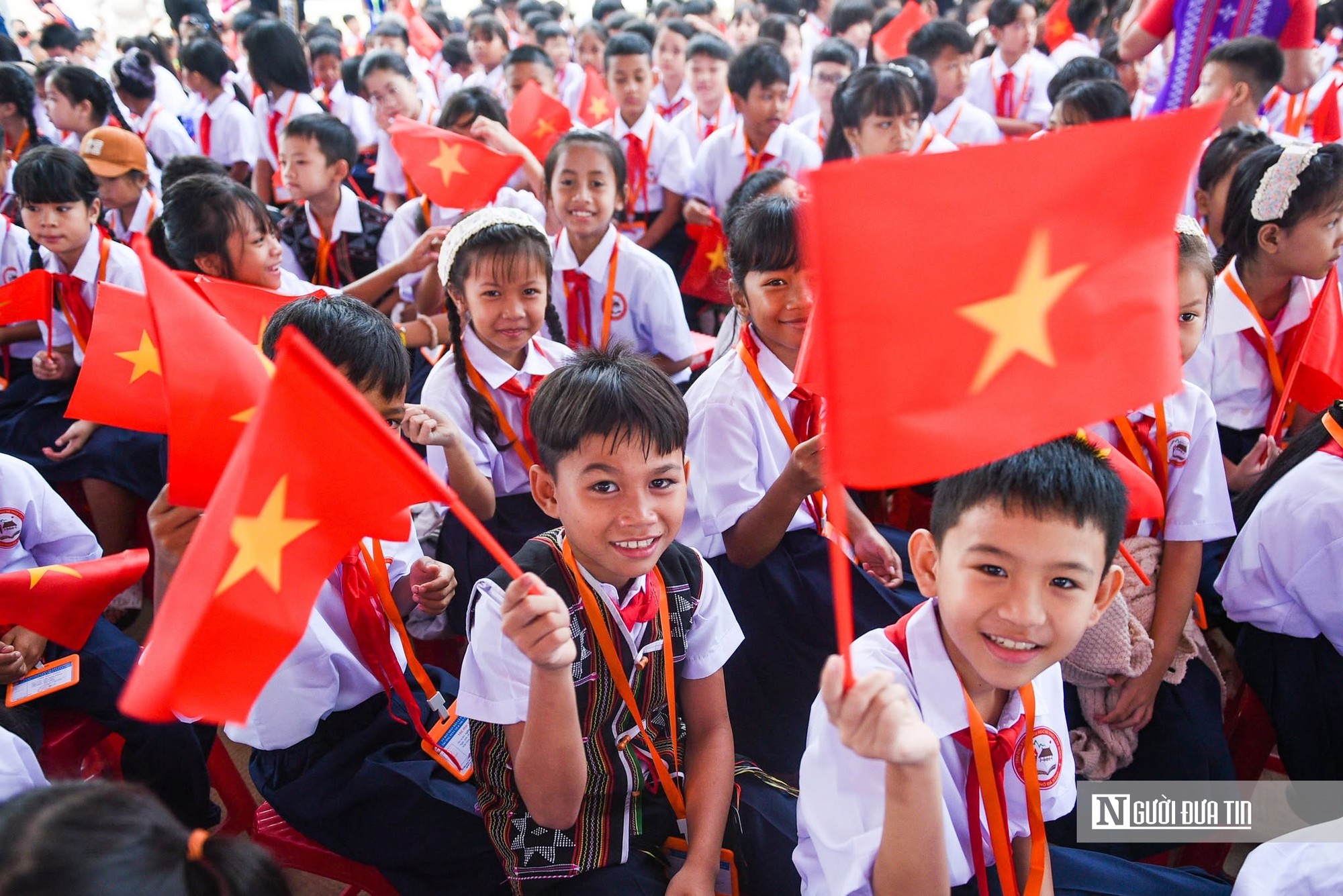 Khai giảng trường mới, nâng bước học sinh vùng biên biên đến trường- Ảnh 13.