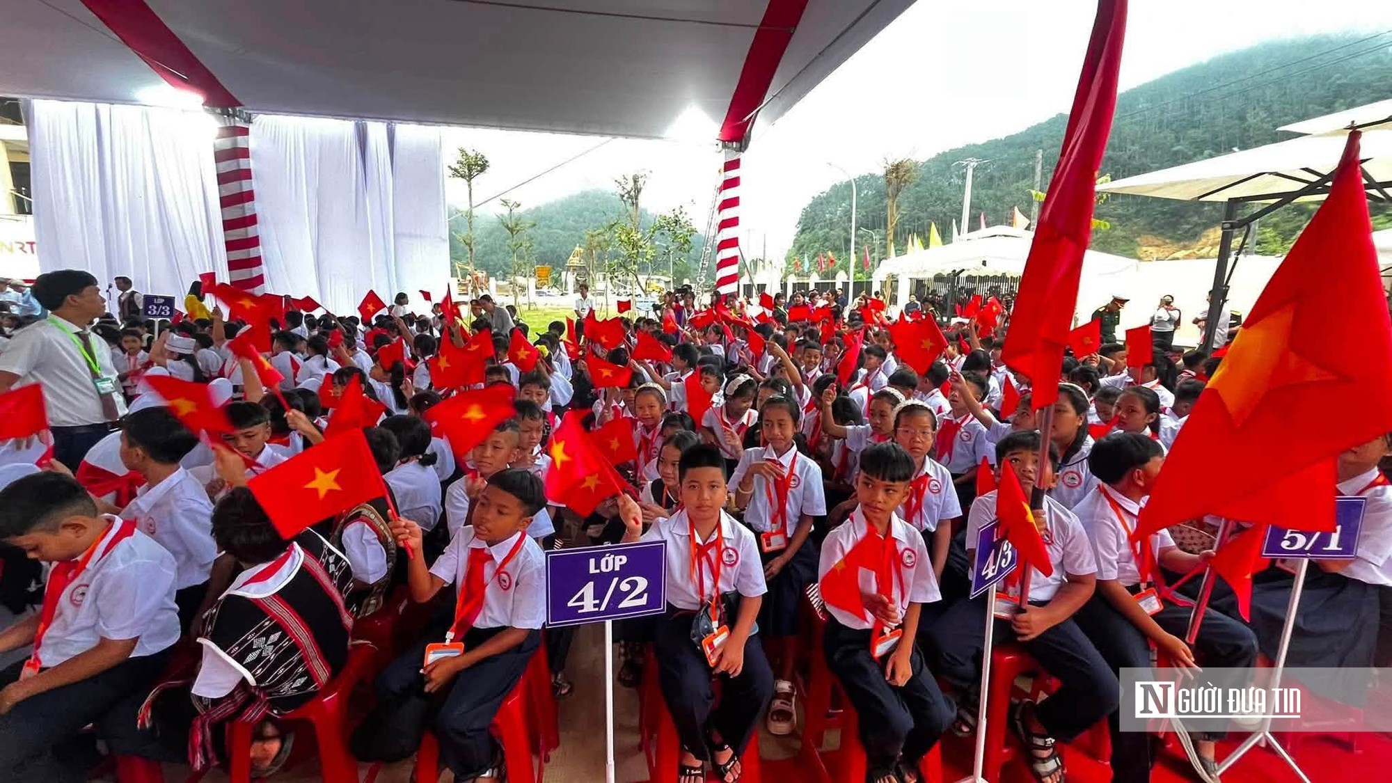 Khai giảng trường mới, nâng bước học sinh vùng biên biên đến trường- Ảnh 14.