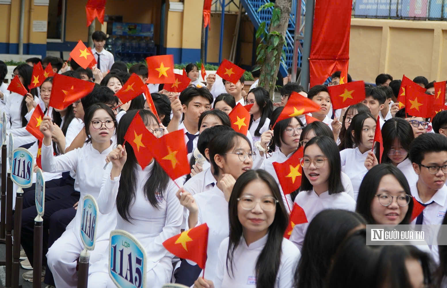 Tp.HCM: Học sinh, sinh viên náo nức bước vào năm học mới- Ảnh 9.