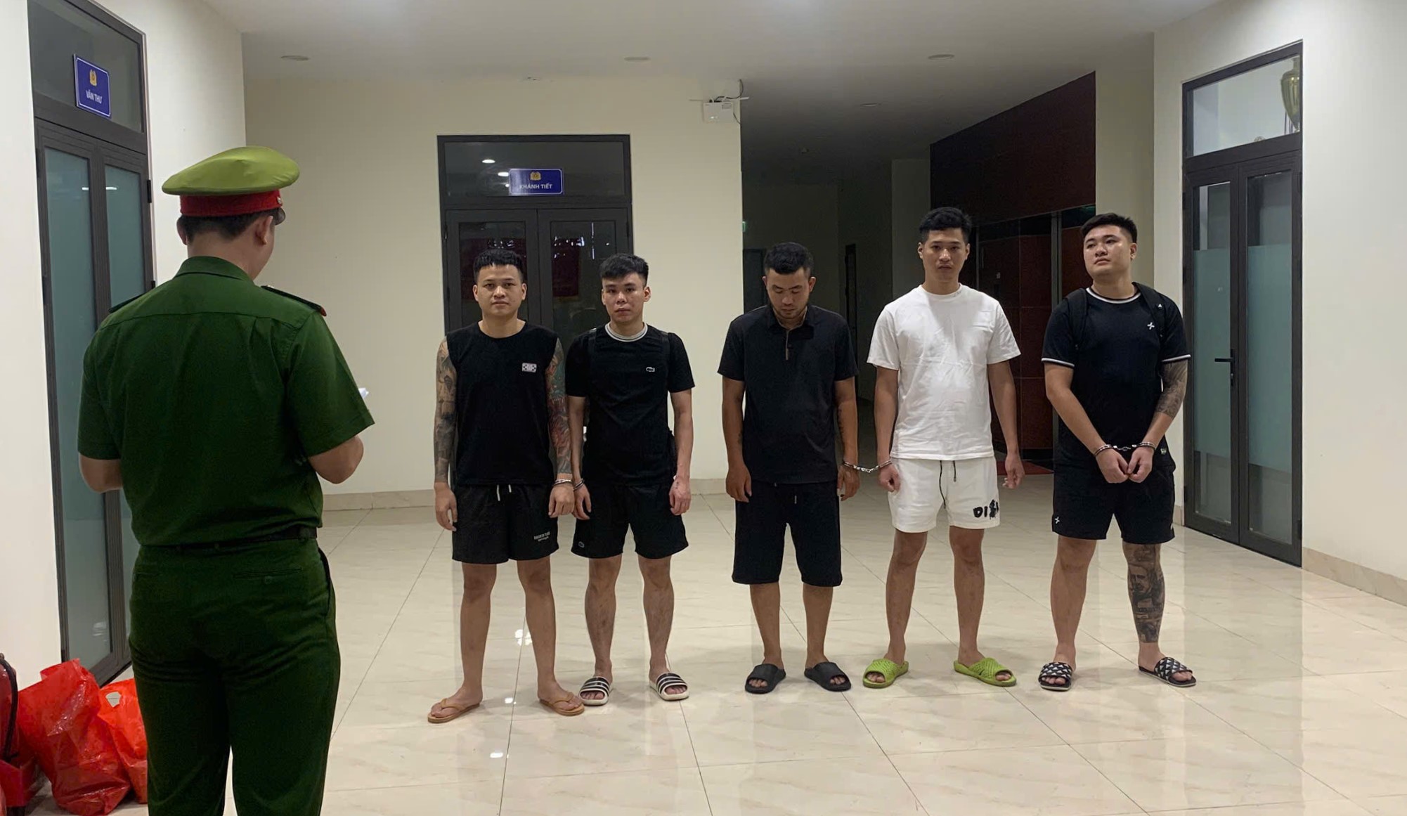 Khởi tố nhóm đối tượng giả danh Huấn