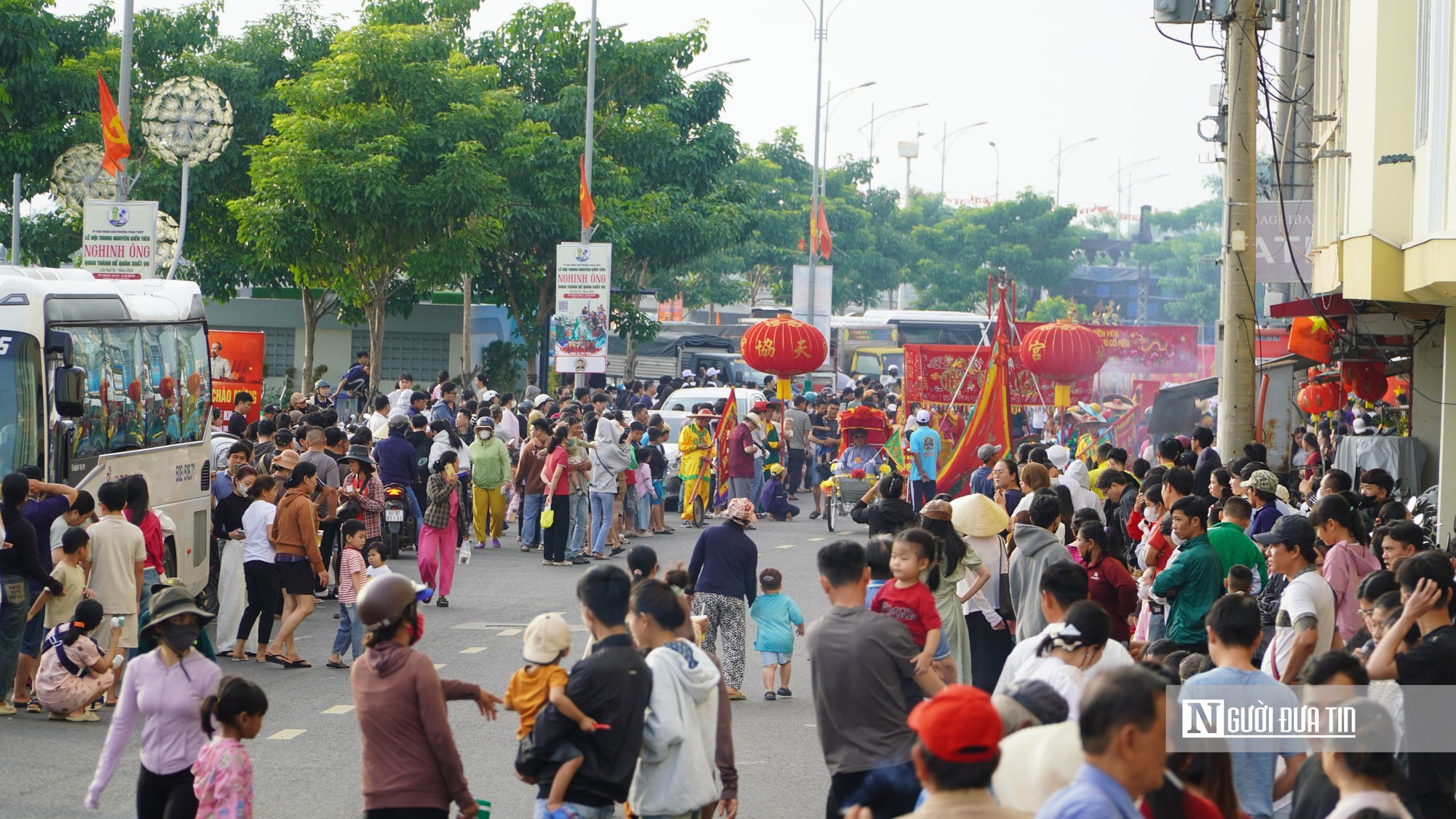 Người dân, du khách hòa mình vào Lễ hội Nghinh Ông ở Phan Thiết- Ảnh 1.