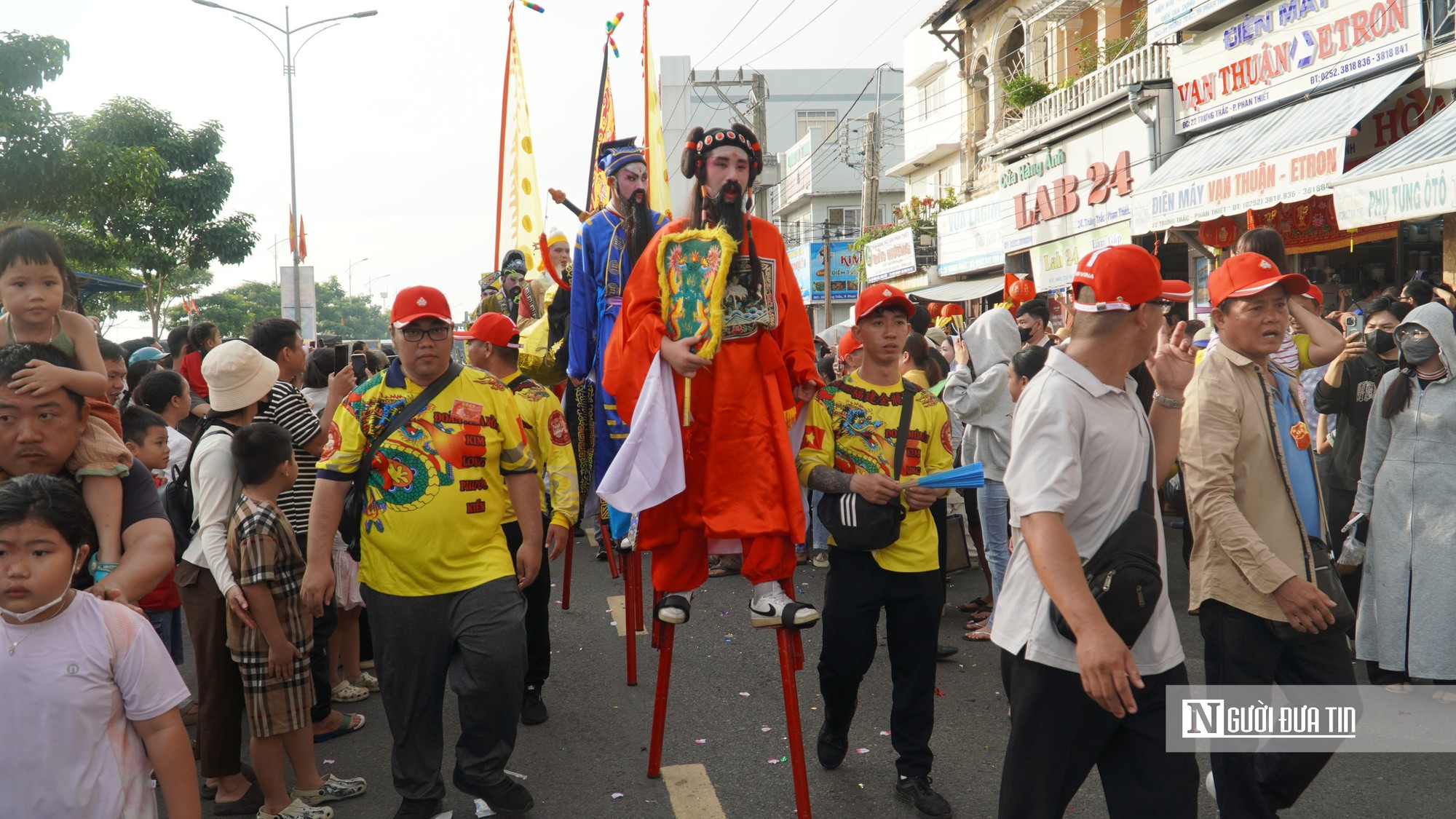Người dân, du khách hòa mình vào Lễ hội Nghinh Ông ở Phan Thiết- Ảnh 10.