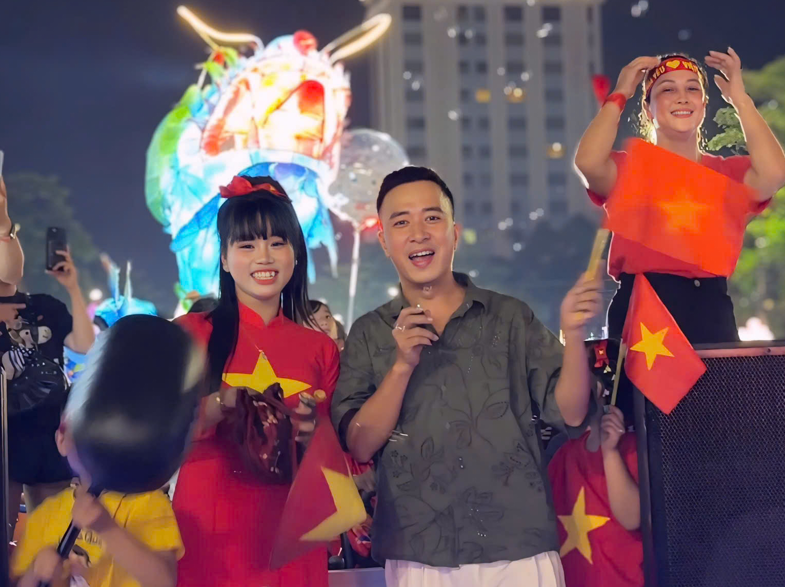 Trung Thu Tuyên Quang: “Thủ phủ đèn lồng” rực sáng, hồn quê hiện lên trong từng khung hình - Ảnh 3.
