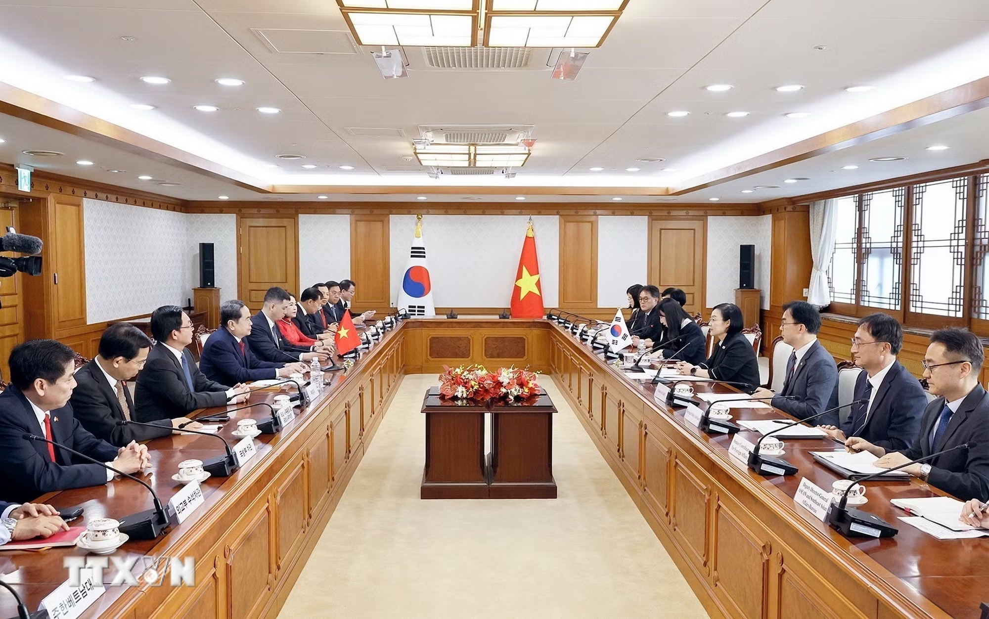 Chủ tịch Quốc hội Trần Thanh Mẫn hội kiến Thủ tướng Hàn Quốc Han Seong Sook - Ảnh 2.