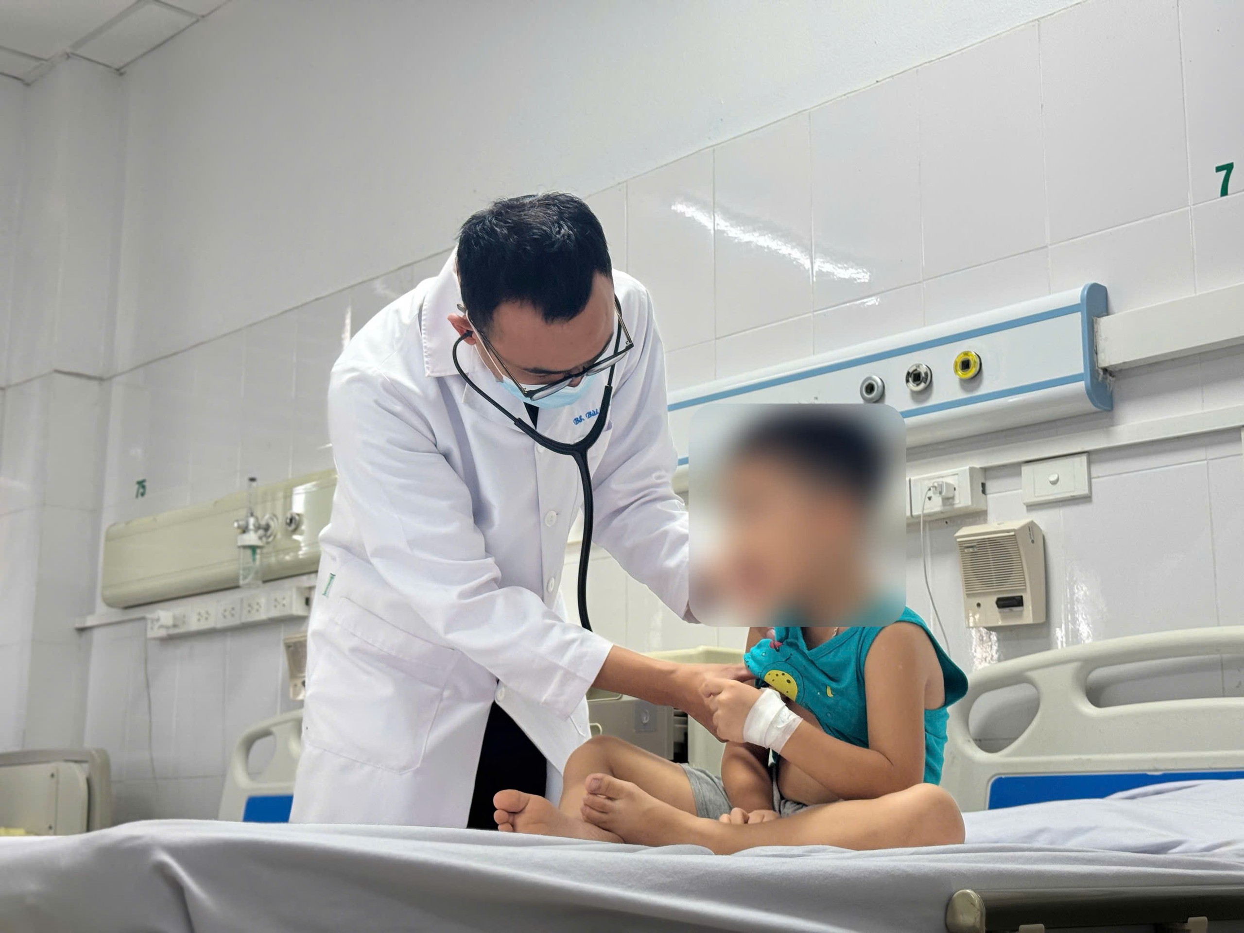 Trẻ sốt 40 độ vì Adenovirus, bác sĩ cảnh báo điều cha mẹ dễ bỏ qua- Ảnh 1.