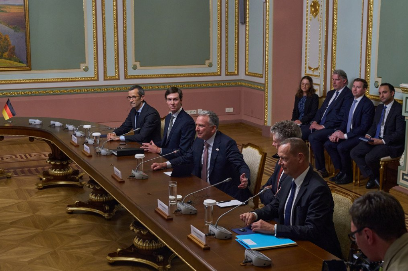 Mỹ nhìn thấy tiến triển về đàm phán hòa bình, Ukraine nói chưa thể ngừng bắn trước mùa xuân 2027 - Ảnh 1.