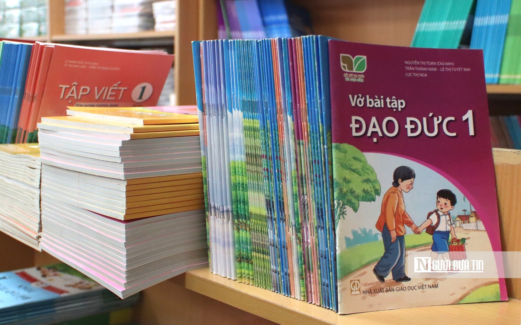 Thứ trưởng Bộ GD&ĐT động viên cô giáo mất một chân khi cứu học trò - Ảnh 2.