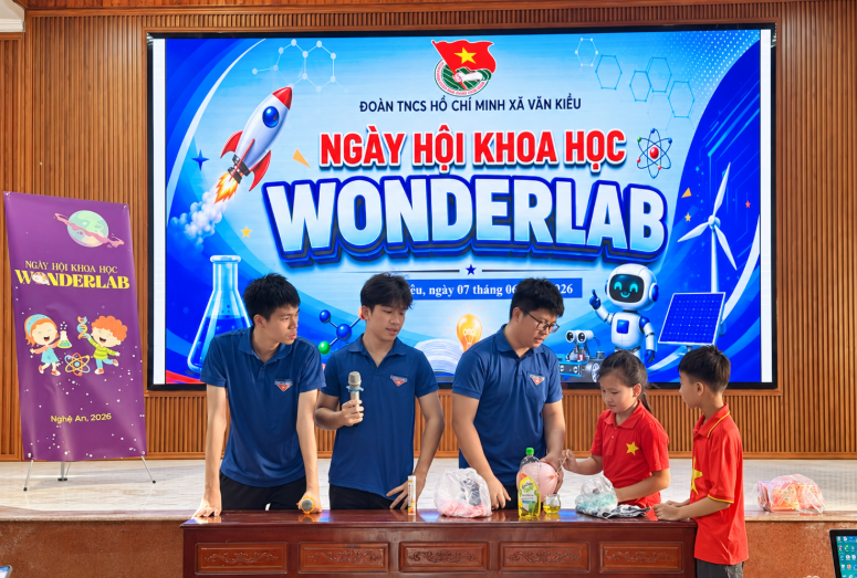 Nh&oacute;m học sinh trường chuy&ecirc;n H&agrave; Nội đưa khoa học đến gần trẻ em Nghệ An - Ảnh 4.