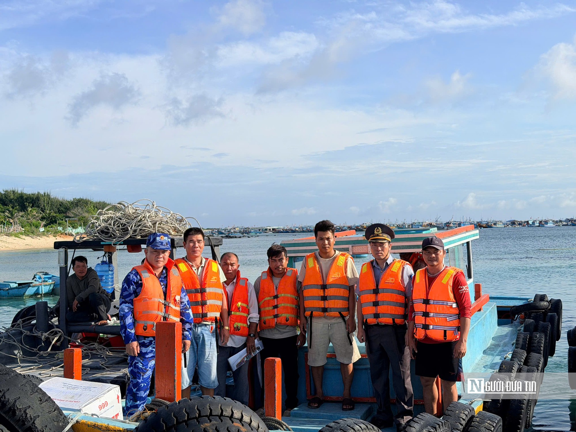 Thuyền trưởng kể lại giây phút 21 ngư dân trở về sau những ngày “nín thở” giữa biển động- Ảnh 1.