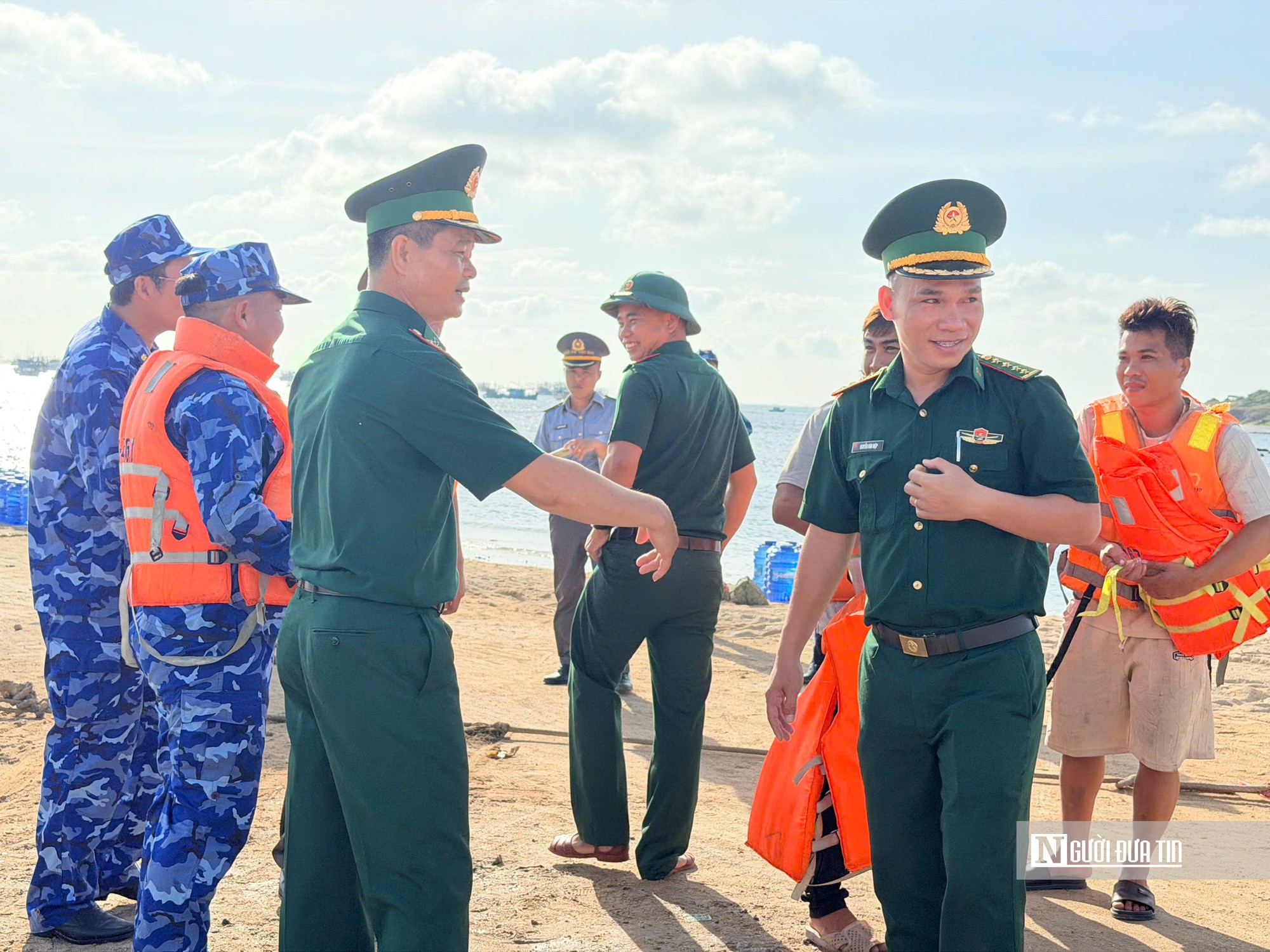 Thuyền trưởng kể lại giây phút 21 ngư dân trở về sau những ngày “nín thở” giữa biển động- Ảnh 3.