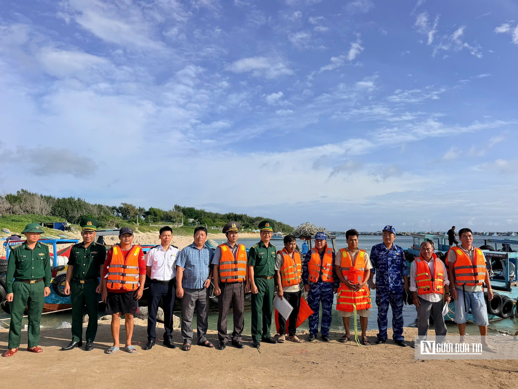 Thuyền trưởng kể lại giây phút 21 ngư dân trở về sau những ngày “nín thở” giữa biển động- Ảnh 4.