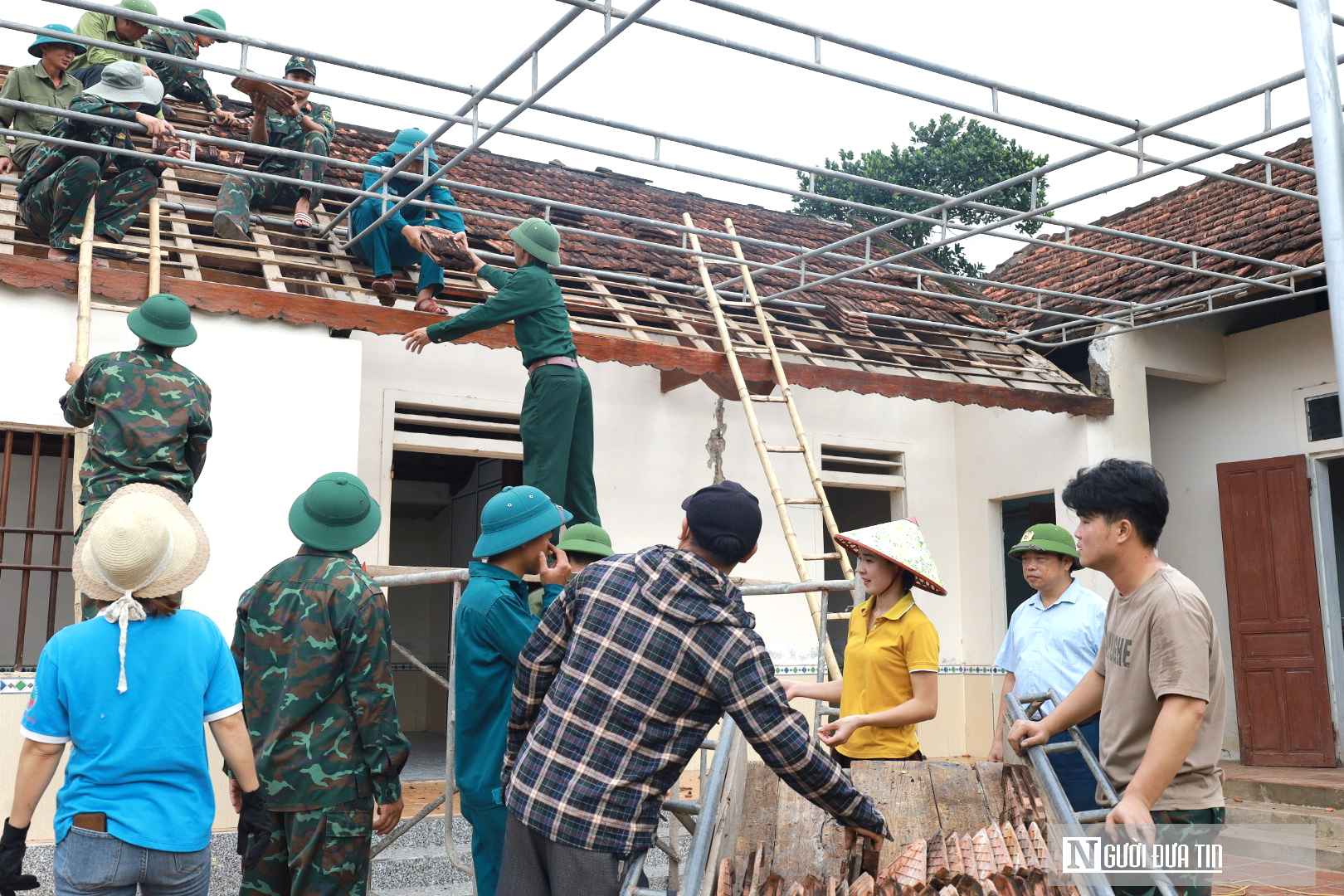Người dân chủ động tháo dỡ nhà cửa bàn giao mặt bằng cho dự án cao tốc gần 24.000 tỷ đồng- Ảnh 1.