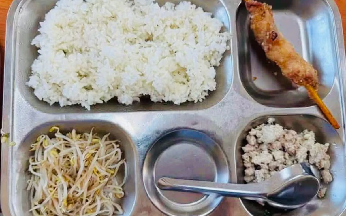 Cơm bán trú đến gần 13h, phụ huynh đón con về, trường đổi nhà cung cấp - Ảnh 2.