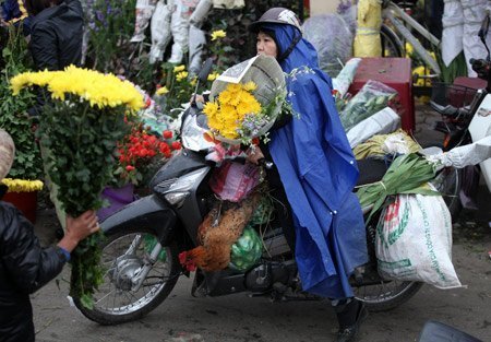 Xã hội - Người Hà Nội tất bật mua sắm trong ngày 29 Tết gió rét (Hình 14).