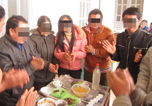 Lạ & Cười - Kiểu nhậu 'lạ' của công chức Tây Bắc (Hình 3).