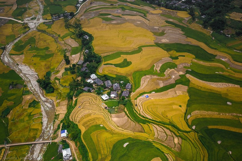 Lạ & Cười - Đẹp ngất ngây ruộng bậc thang Tây Bắc nhìn từ không trung (Hình 7).