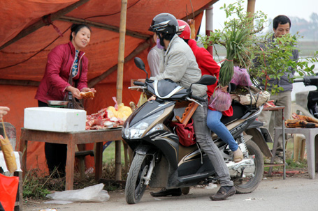 Xã hội - Sư giả, cái bang 'bủa vây' đất Phật (Hình 2).