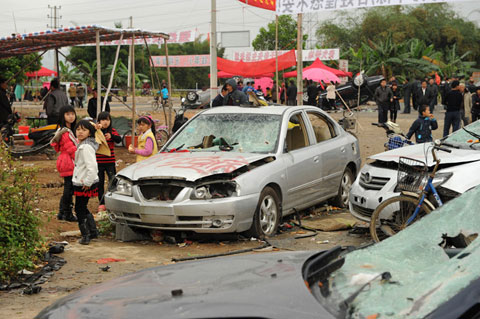 Tiêu điểm - Trung Quốc: Nghi quan chức thuê côn đồ đập xe của dân
