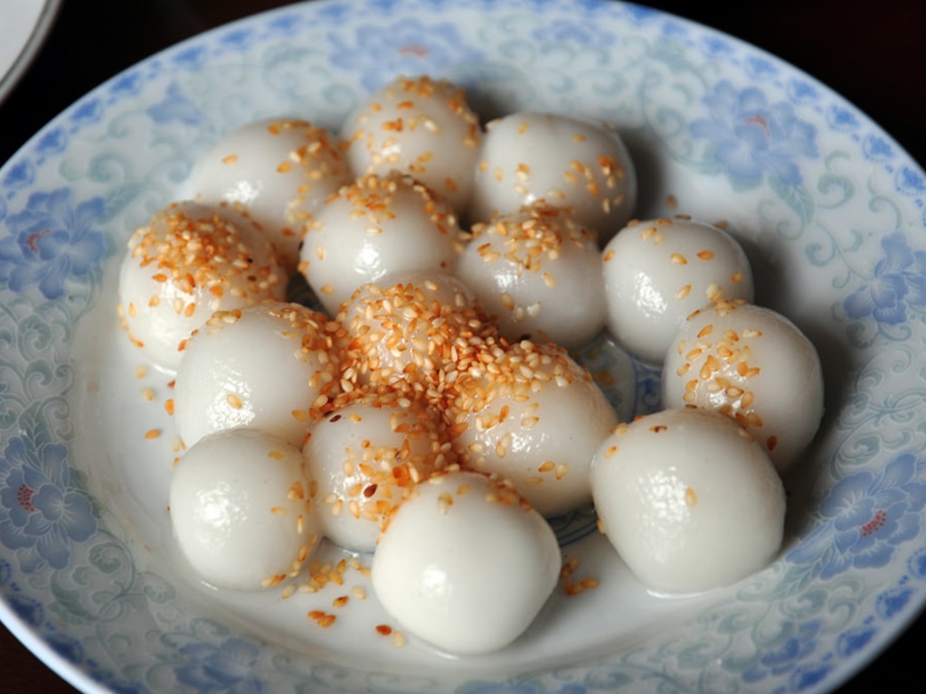 Gia đình - Tết Hàn thực sắp đến, luộc bánh trôi nên dùng nước nóng hay lạnh?