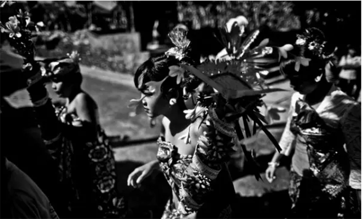 Văn hoá - Khám phá một Indonesia khác lạ qua những bức ảnh đen trắng (Hình 4).