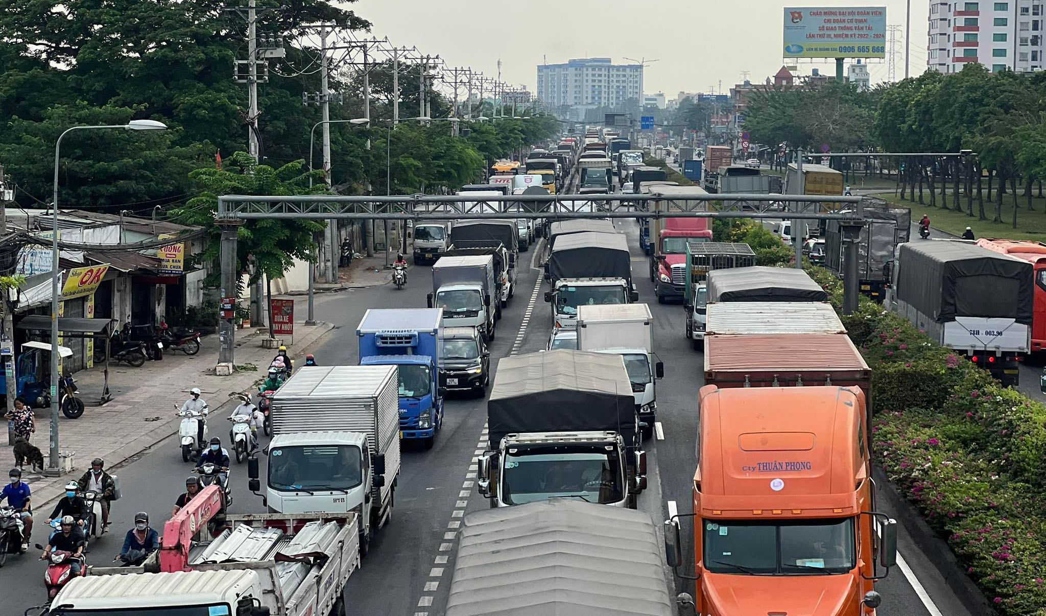 Dân sinh - Tài xế hoảng loạn khi người đàn ông lao vào xe container, tử vong (Hình 2).