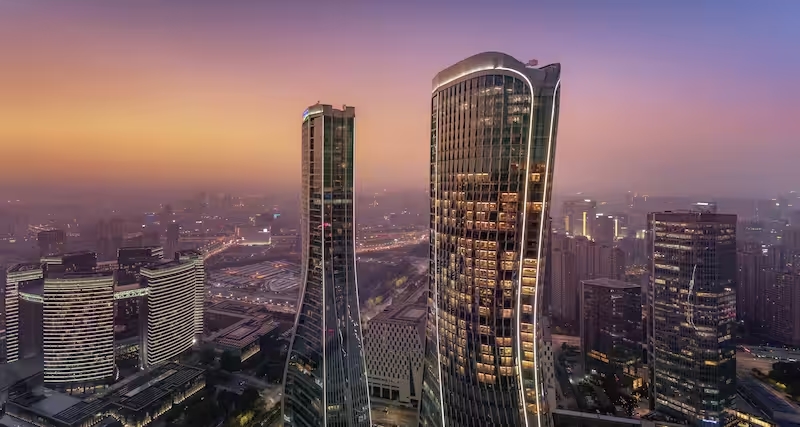 Đời sống - Ở tầng 41 khách sạn 5 sao, cặp đôi đang khỏa thân mở rèm thấy có người nhìn chằm chằm (Hình 2).