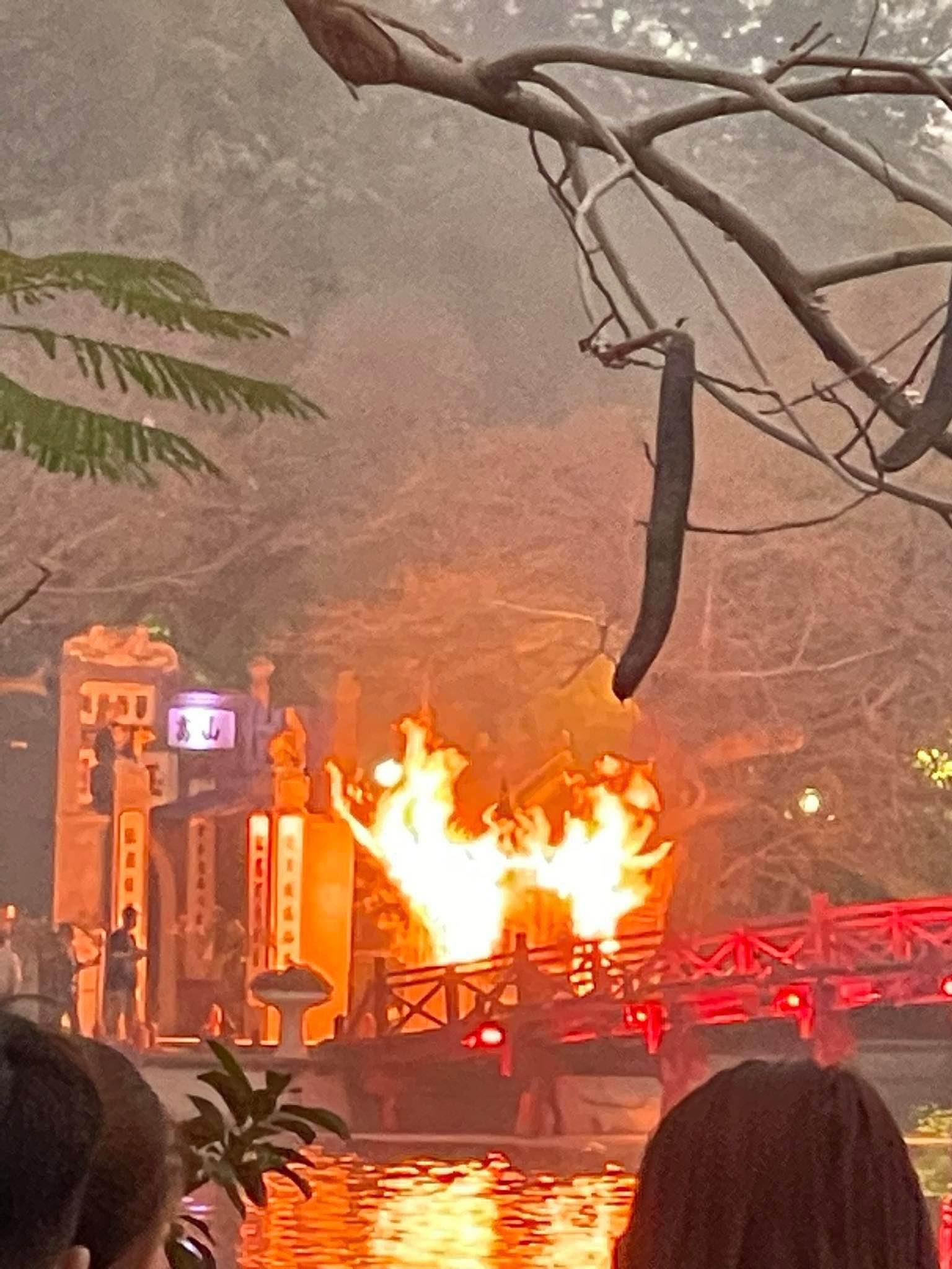 Dân sinh - Hà Nội: Cháy lớn sát lối vào cầu Thê Húc, nhiều người hoảng sợ tháo chạy