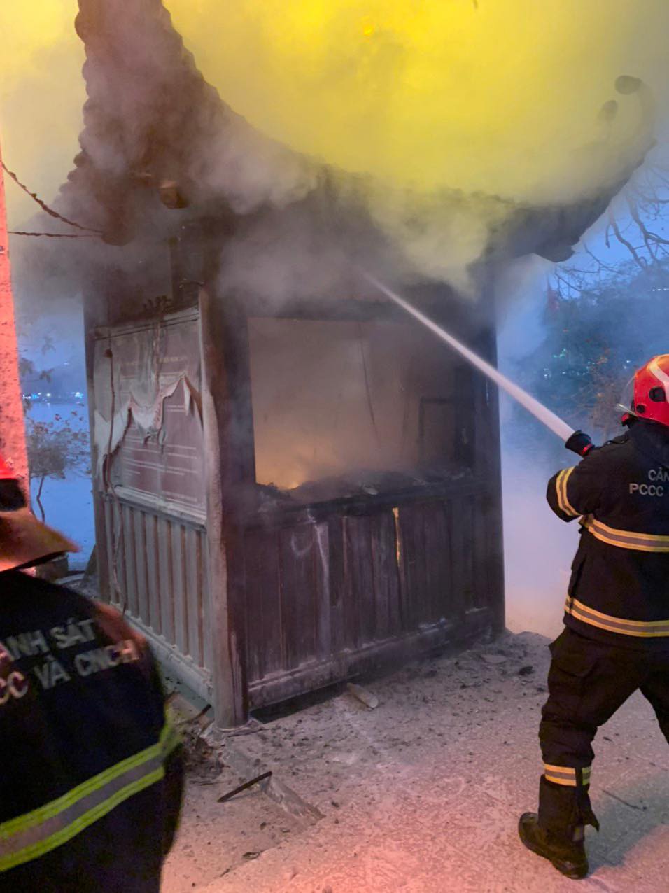 Dân sinh - Hà Nội: Cháy lớn sát lối vào cầu Thê Húc, nhiều người hoảng sợ tháo chạy (Hình 3).