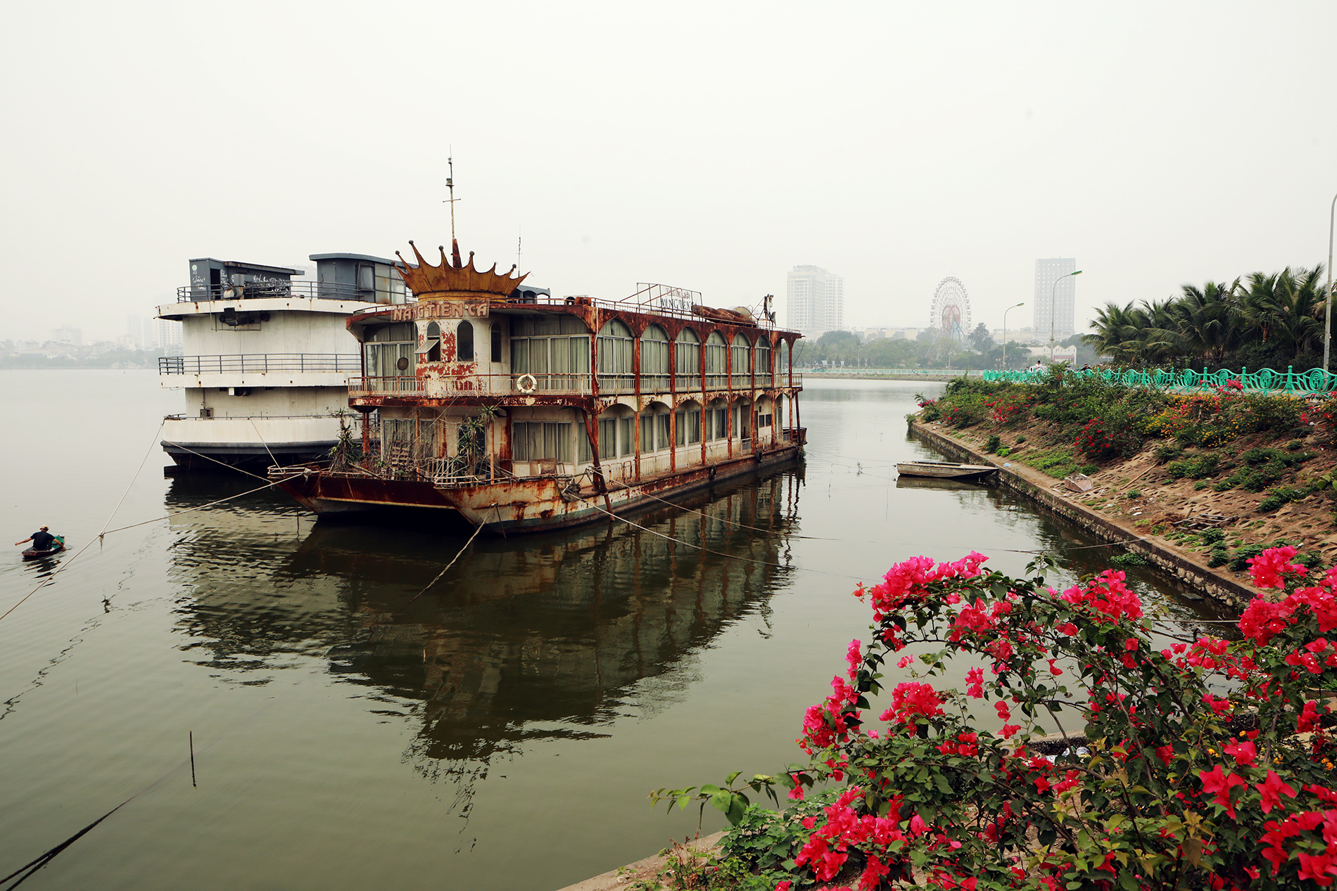 Sự kiện - Ảnh: Những chiếc “tàu ma” cuối cùng ở Hồ Tây (Hình 12).