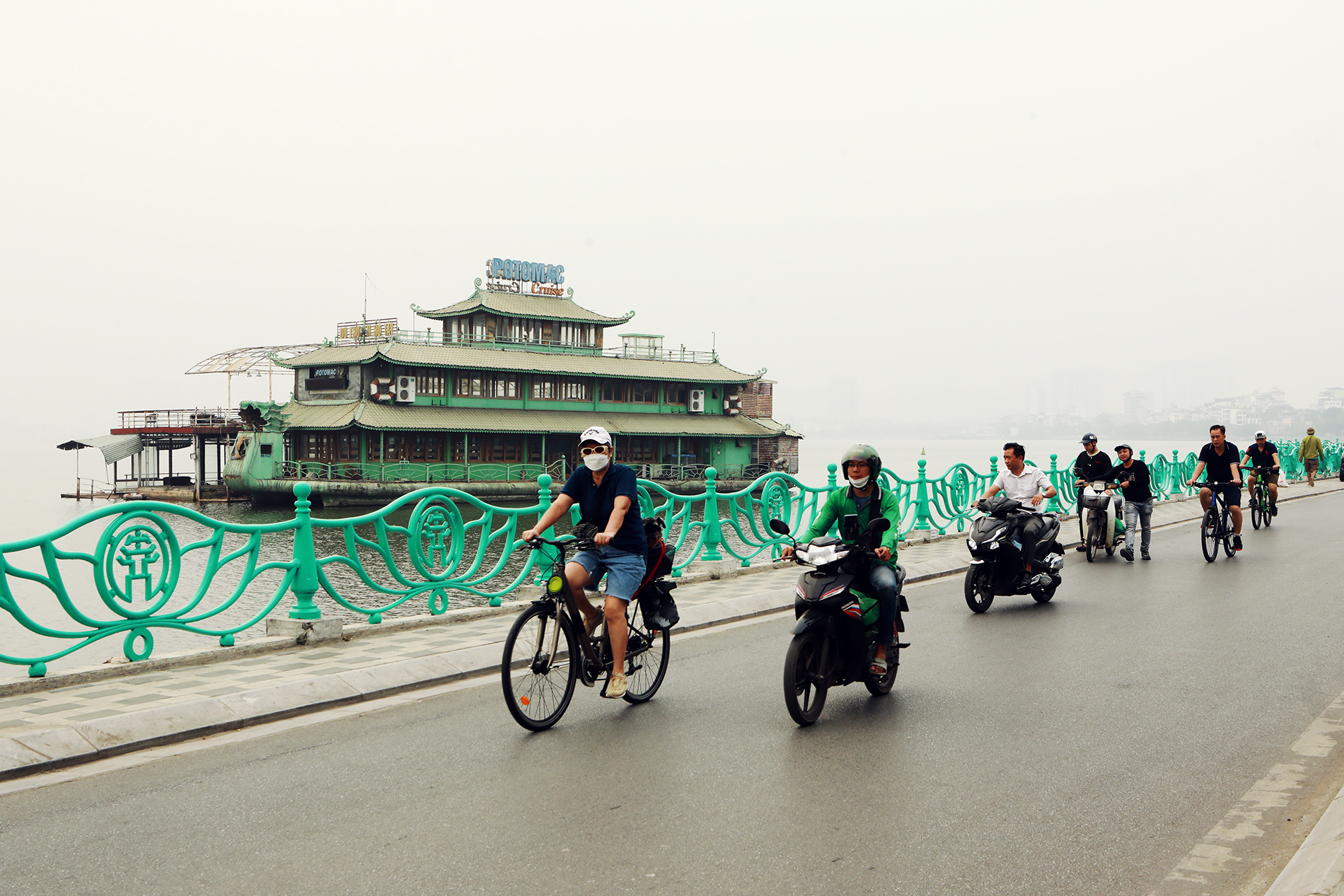 Sự kiện - Ảnh: Những chiếc “tàu ma” cuối cùng ở Hồ Tây (Hình 7).