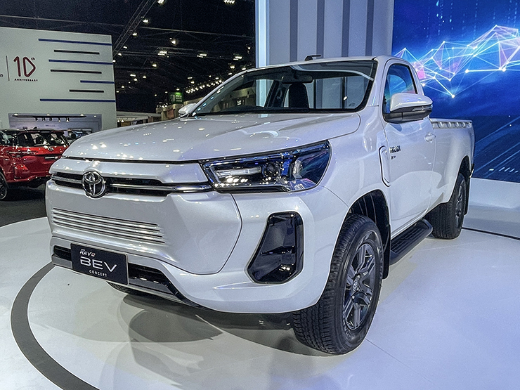 Không nên bỏ lỡ - Cận cảnh xe bán tải điện đầu tiên của Toyota tại BIMS 2023